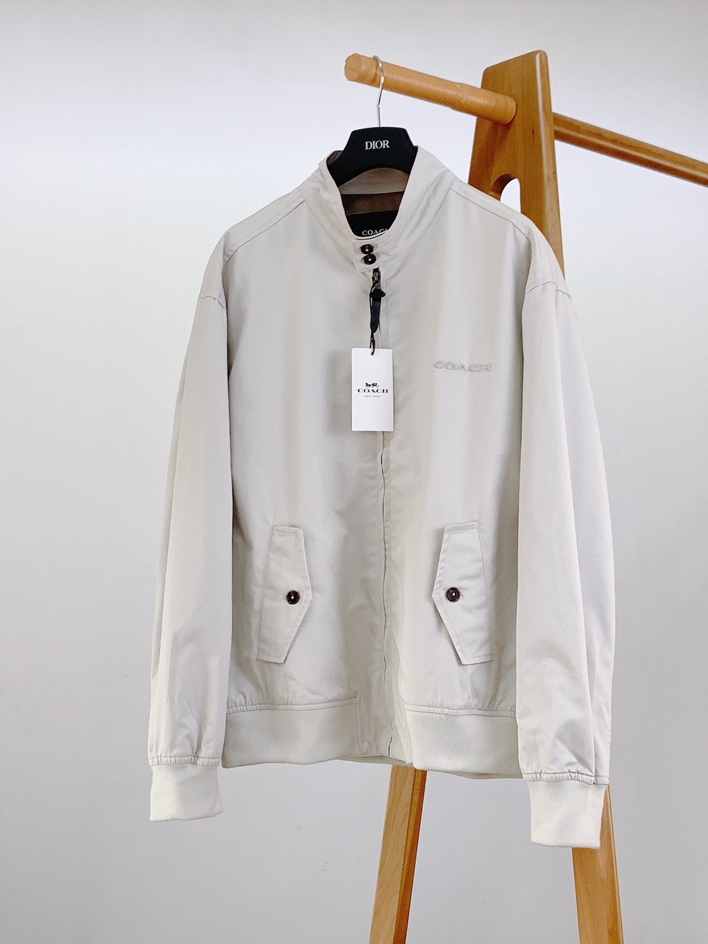 NO:133203,Coach 2025SS early spring new product Outlet men's HARRINGTON retro stand-alone small collar Samei neat jacket windbreaker jacket!  !  !  DETAILS Details Fabric cotton large body lining cotton sleeve lining 56 polyester fiber 44 viscose fiber knitted rib 77 cotton 21 nylon 2 spandex does not include the decorative part Knitted rib 77 cotton, 21 nylon, 2 spandex body lining cotton Sleeve lining 56 polyester fiber, 44 viscose leather details Zipper, closure, insert bag, dry cleaning The design is simple and elegant, the lines are smooth, and there is no excessive cumbersome decoration. The back trench coat-style Yuke design is breathable and comfortable. The hem and cuffs are made of high-quality threads, windproof and skin comfortable. The jeans are directly a fashionable spirit~ with a casual outdoor travel feeling. 200D high-quality polyester fiber blend material, wear resistance and wrinkle resistance, and also has certain windproof performance!  !  M shoulder width 54 bust 124 Clothes length 68 L shoulder width 55.5 bust 128 Clothes length 69.5 XL shoulder width 57 bust 132 Clothes length 71 XXL shoulder width 58.8 bust 136 Clothes length 72.5 ……………………………………………………………………………………………………………………………………………………………………………………………………………………………………………………………………………………………………………………………………………………………………………………………………………………………………………………………………………………………………………………………………………………………………………………………………………………………………………………………………………………………………………………………………………………………………………………………………………………………………………………………………………………………………………………………………………………………………………………………………………………………………………………………………………………………………………………………………………………………19860909Coach 蔻驰 2025SS早春新品 奥莱男士HARRINGTON复古式小立领飒美利落夹克风衣外套！！！ DETAILS 细节 面料棉大身里料棉袖子里料56聚酯纤维44 粘纤 针织罗纹77棉21锦纶2氨纶不包括装饰部分 针织罗纹77棉,21锦纶,2氨纶 衣身里料棉 袖子里料56聚酯纤维,44粘纤皮革细节 拉链 开合 插袋 干洗 设计简洁大方,线条流畅,没有过多的繁琐装饰. 后背风衣式育克设计,透气舒适. 下摆和袖口采用高品质螺纹,防风贴肤舒适 配牛仔裤直接就是时髦的神～配休闲户外羁旅感. 200D高品质的聚酯纤维混纺材质,耐磨性和抗皱性,同时也有一定的防风性能！！ M肩宽54胸围124 衣长68 L肩宽55.5胸围128 衣长69.5 XL肩宽57胸围132衣长71  XXL肩宽58.8胸围136 衣长72.5 …………………………………………………… SizeM-XXL,,coach,coach,jeans,jackets & coats,jackets & coats,alexander wang,Men's clothing