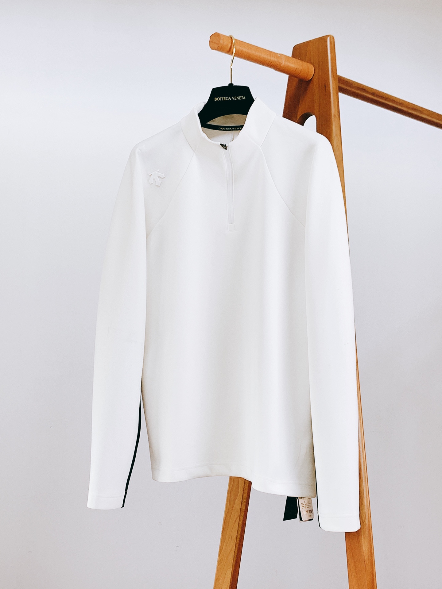 NO:133174,DESCENTE TRAINING 3-Season Wearable Men's Sweatshirt Sports Stand Collar Half High Neck Long Sleeve Knitted Sweater!  !  Top made of Desante original haute couture classic air-layer knit fabric!  !  The air layer is not comparable to that of the market. It has a delicate touch, soft and skin-friendly, and a semi-zippered small stand-up collar design, simple and stylish!  Convenient to put on and take off, while providing flexibility and comfort. M-to-rotor sleeves 74 bust 102 length 64 L-to-rotor sleeves 76 bust 108 length 66 XL-to-rotor sleeves 78 bust 114 length 69 XXL-to-rotor sleeves 80 bust 119 length 71 3XL-to-rotor sleeves 82 bust 122 length 74 ……………………………………………………………………………………………………………………………………………………………………………………………………………………………………………………………………………………………………………………………………………………………………………………………………………………………………………………………………………………………………………………………………………………………………………………………………………………………………………………………………………………………………………………………………………………………………………………………………………………………………………………………………………………………………………………………………………………………………………………………………………………………………………………………19860909DESCENTE 迪桑特 TRAINING 三季可穿男子卫衣运动立领半高领长袖针织衫！！ 采用迪桑特原厂高定经典空气层针织面料制成的上衣！！ 非市场一般空气层可比}触感细腻,柔软亲肤,半拉链小立领设计,简约有型！ 方便穿脱的同时提供灵活性与舒适度 M连肩袖74 胸围102 衣长64  L连肩袖76胸围108 衣长66  XL连肩袖78 胸围114 衣长69  XXL连肩袖80 胸围119 衣长71  3XL连肩袖82胸围122 衣长74  …………………………………………………… SizeM-3XL,,hoodie,sweatshirts,alexander wang,Men's clothing