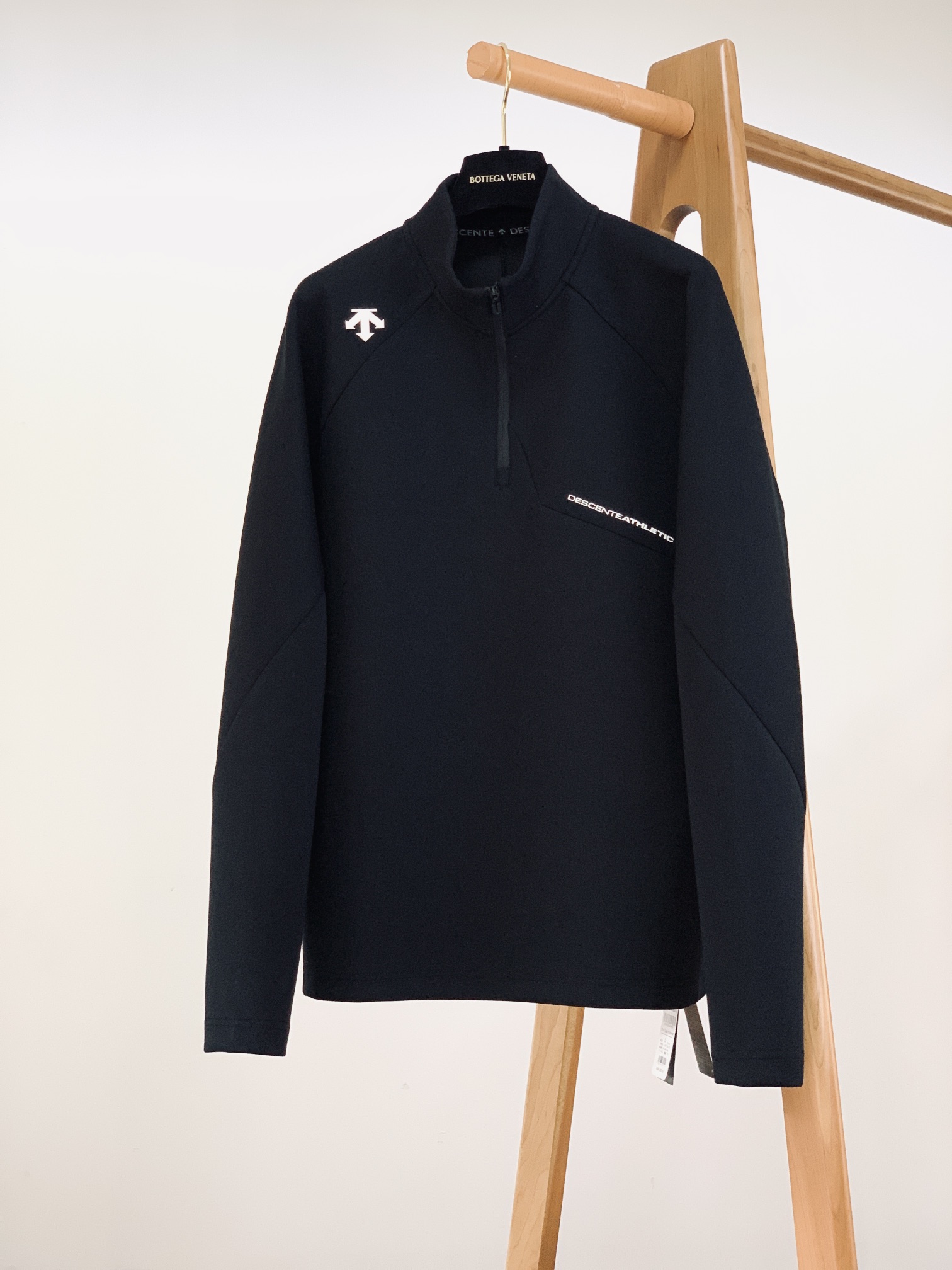 NO:133182,DESCENTE TRAINING 3-Season Wearable Men's Sweatshirt Sports Stand Collar Half High Neck Long Sleeve Knitted Sweater!  !  Top made of Desante original haute couture classic air-layer knit fabric!  !  The air layer is not comparable to that of the market. It has a delicate touch, soft and skin-friendly, and a semi-zippered small stand-up collar design, simple and stylish!  Convenient to put on and take off, while providing flexibility and comfort. M-to-rotor sleeves 74 bust 102 length 64 L-to-rotor sleeves 76 bust 108 length 66 XL-to-rotor sleeves 78 bust 114 length 69 XXL-to-rotor sleeves 80 bust 119 length 71 3XL-to-rotor sleeves 82 bust 122 length 74 ……………………………………………………………………………………………………………………………………………………………………………………………………………………………………………………………………………………………………………………………………………………………………………………………………………………………………………………………………………………………………………………………………………………………………………………………………………………………………………………………………………………………………………………………………………………………………………………………………………………………………………………………………………………………………………………………………………………………………………………………………………………………………………………………19860909DESCENTE 迪桑特 TRAINING 三季可穿男子卫衣运动立领半高领长袖针织衫！！ 采用迪桑特原厂高定经典空气层针织面料制成的上衣！！ 非市场一般空气层可比}触感细腻,柔软亲肤,半拉链小立领设计,简约有型！ 方便穿脱的同时提供灵活性与舒适度 M连肩袖74 胸围102 衣长64  L连肩袖76胸围108 衣长66  XL连肩袖78 胸围114 衣长69  XXL连肩袖80 胸围119 衣长71  3XL连肩袖82胸围122 衣长74  …………………………………………………… SizeM-3XL,,hoodie,sweatshirts,alexander wang,Men's clothing