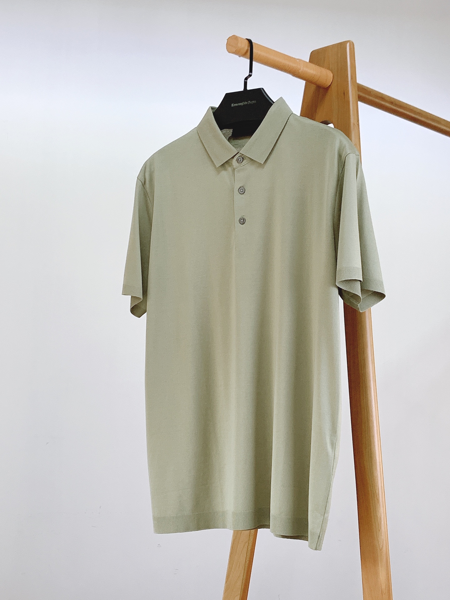 NO:133176,Ermenegildo Zegna 2025SS spring and summer new product King-fried fabric, men's cool silky combed cotton horizontal machine foot-starting craft double-sided mercerated short-sleeved POLO shirt About style and design Z home high-end main line series, classic tone short-sleeved T-shirts have consistently high standards of the main line, excellent from fabric to details, in line with low-key dressing, comfortable Clean Fit style, lapel   clean color combination, undoubtedly the most pragmatic return.  The minimalist and exquisite solid-color T-shirt has a moderately loose fitting and the craftsmanship value is reflected in the details. The classic POLO collar with flat color woven and merceration craftsmanship has a tight rib structure, narrow lapel size, exquisite and young, and has more elite characteristics. The placket buckle uses natural black butterfly shells. There is no logo all over the body, and only the rear collar retains the 232 highway sign. It is made of a special relief shape and is made of a special mold and hot press at high temperature. The effect is that the front is a three-dimensional convex surface, and the back is an echoing concave surface. The badge is integrated with the cloth surface, and a thick and elastic cavernosaur body is padded with a back cover, which is more three-dimensional than conventional relief.  The blessing of the special horizontal machine foot-raising process will be different from the conventional T-shirt type in the wardrobe, and will also subvert the inherent understanding of pure cotton short-sleeved T-shirts. The unconventional cut fabric is closer to the sweater process. The horizontal machine foot-raising weaving effect is more advanced and textured than ordinary cotton Tee, and the thickness is almost the same as that of conventional cotton Tee, and the breathability is better than similar T-shirts. About fabrics and craftsmanship 50 cotton 50 polyester fiber, Zjia's signature Premium Cotton high-quality cotton, selected long cotton fiber, ultra-fine fixed spinning yarn, and double-sided merceration technology, the ready-to-wear fabric feels cooler and breathable, silky and skin-friendly, stable structure, excellent horizontal elastic and elasticity, and wash-resistant without deformation. Special imported horizontal machine wovening requires quite a strict requirement for the delicateness of the yarn. The special super fine yarn horizontal machine woven takes a long time, has a high craftsmanship, and is purely technical.  S bust 102 shoulder width 44 sleeves 21 clothes length 68. M bust 106 shoulder width 45 sleeves 22 clothes length 69. L bust 110 shoulder width 46 sleeves 23 clothes length 70. XL bust 114 shoulder width 47 sleeves 24 clothes length 71. 2XL bust 118 shoulder width 48 sleeves 25 clothes length 72 ……………………………………………………………………………………………………………………………………………………………………………………………………………………………………………………………………………………………………………………………………………………………………………………………………………………………………………………………………………………………………………………………………………………………………………………………………………………………………………………………………………………………………………………………………………………………………………………………………………………………………………………………………………………………………………………………………………………………………………………………………………………………………………………………………………………19860909Ermenegildo Zegna 杰尼亚 2025SS春夏新品 王炸面料,男款凉感丝滑精梳棉横机起脚工艺双面丝光短袖POLO衫 关于款式和设计 Z家高端主线系列,经典调性的短袖T恤,有着主线的一贯高水准,从面料到细节都堪称优秀,符合低调穿衣,舒适为上的Clean Fit风,翻领 净色的组合,无疑是最实用主义的回归. 极简且精致的纯色T恤,合身版型带适度松量,工艺值体现在细节处,扁机色织且丝光工艺的经典POLO领,罗纹结构紧致,翻领尺寸加窄,精致且年轻,更有精英特质,门襟开扣采用的是天然黑蝶贝.周身无一logo,仅后领保留了232公路标识,以立体浮雕的形态,通过特制的模具,高温热压而成,呈现的效果是正面是立体凸面,而背面是呼应的凹面.徽章与布面融为一体,内里垫了一层厚实并且Q弹的海绵体,后背贴布封底,比常规的浮雕更具立体感. 特殊横机起脚工艺的加持,会区别于衣橱里的常规T恤类型,亦会颠覆对纯棉短袖T恤的固有认知.非常规裁剪的面料,而是更接近于针织衫的工艺,横机起脚织造,出来的效果比普通棉Tee更高级更质感,厚度与常规棉Tee相差无几,透气性胜于同类T恤. 关于面料及工艺 50棉50聚酯纤维,Z家招牌的Premium Cotton优质棉,精选长棉纤维,超细定纺纱线,双面丝光工艺加持,成衣面料触感更凉爽透气,丝滑亲肤,结构稳定,横向弹力回弹力极佳,耐洗不变形.特殊进口横机织造,对纱线的细腻度要求相当苛刻,特纺的超细纱线横机织造耗时久,工艺高,纯粹技术活. S胸围102肩宽44袖长21衣长68 . M胸围106肩宽45袖长22衣长69 .L胸围110肩宽46袖长23衣长70 .XL胸围114肩宽47袖长24衣长71 . 2XL胸围118肩宽48袖长25衣长72 …………………………………………………… SizeS-XXL,,christian louboutin,miumiu,zegna,T-shirt,tees，t-shirt,alexander wang,Men's clothing