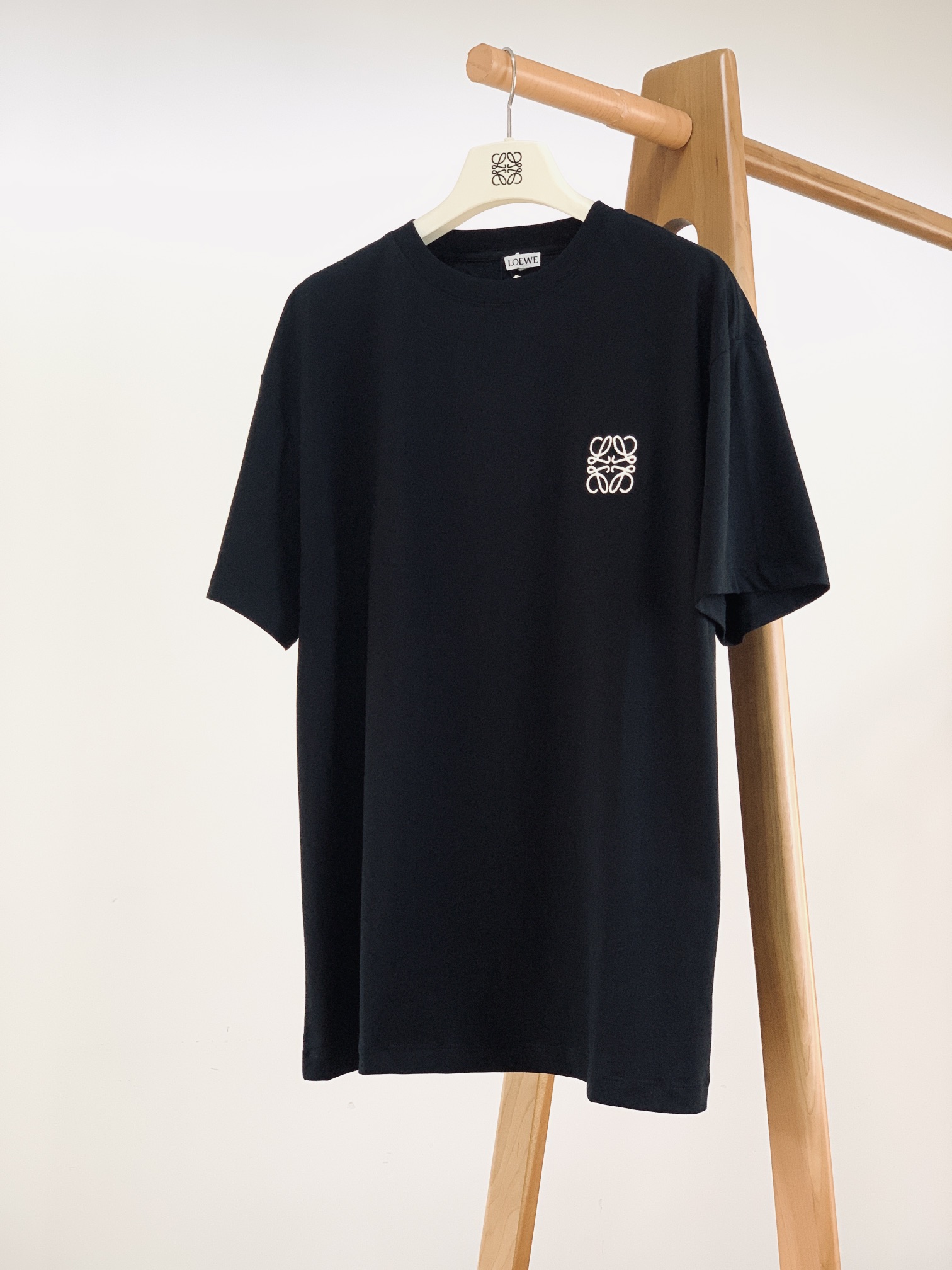 NO:133186,Loewe Basic embroidery logo short sleeves, heavyweight stunning items, series on sale on the official website. It is woven by luxury first-tier brands of royal fabric factories, soft and comfortable to wear, moisture-absorbing and breathable, with good elasticity and drooping. The Tajima embroidery logo pattern on the chest is full of quality, extremely versatile, both inside and outside, and very outstanding! Same style for men and women, recommended for two colors S-length 71 bust 107 shoulder width 51.5 M-length 73 bust 111 shoulder width 53 L-length 75 bust 54.5 XL-length 77 bust 119 shoulder width 56 ……………………………………………………………………………………………………………………………………………………………………………………………………………………………………………………………………………………………………………………………………………………………………………………………………………………………………………………………19860909Loewe 罗意威 基础款刺绣标识短袖 重磅级尤物单品,官网在售系列.奢侈一线大牌的御用面料厂织造,手感柔软 舒适,穿着无累赘感,吸湿透气,弹性与垂感颇佳.胸前田岛机刺绣标识图案,品质感十足,极为百搭系无论内搭还是外穿都非常出彩！男女同款,两色推荐 S衣長71胸圍107肩寬51.5 M衣长73胸圍111肩寬53 L衣長75胸圍肩寬54.5 XL衣長77胸圍119肩寬56 …………………………………………………… SizeS-XL,,loewe,loewe,T-shirt,alexander wang,Men's clothing