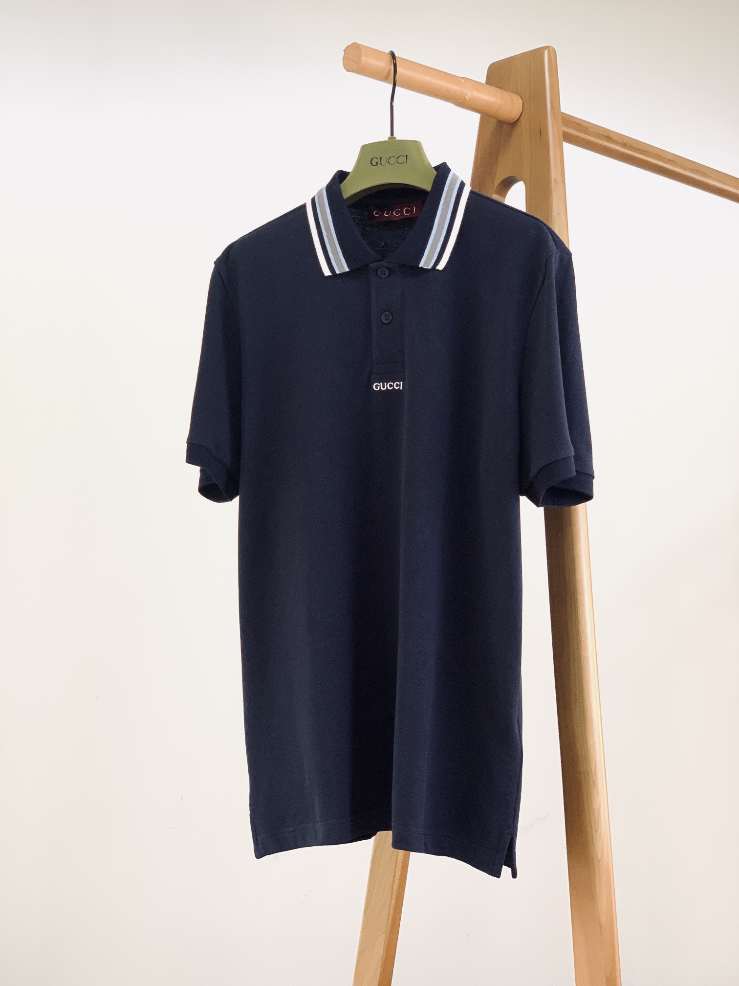 NO:133180,Gucci 2025SS Spring and Summer New New Chest Micro-label Embroidery Three-color Polo Shirt This model is made of elastic bead floor cotton fabric, with thick and full contrasting collar threads. Laser logo Fritillar buckle Micro-label embroidery, showing a unique style. The style is super positive, the upper body effect is excellent, the same style for men and women, three colors are available. S-cloth 71 bust 105 shoulder width 43.5 M-cloth 73 bust 109 shoulder width 45 L-cloth 75 bust 113 shoulder width 46.5 XL-cloth 77 bust 117 shoulder width 48 ………………………………………………………………………………………………………………………………………………………………………………………………………………………………………………………………………………………………………………………………………………………………………………………………………………………………………………………………………………………………………………………………………………………………………………………………………………………………………………………………………………………………………………………………………………………………………………………………………………………………………………………………………………………………………19860909Gucci 古驰 2025SS春夏新品 新款胸口微标刺绣三色polo衫 这款采用弹力珠地棉面料匠心打造,撞色领口螺纹厚实饱满 激光logo贝母扣微标刺绣 ,尽展别样风采.版型超正,上身效果超赞,男女同款,三色可选 S衣长71 胸围105 肩宽43.5 M衣长73 胸围109 肩宽45 L衣长75 胸围113 肩宽46.5 XL衣长77 胸围117 肩宽48 …………………………………………………… SizeS-XL,,gucci,gucci,alexander wang,Men's clothing