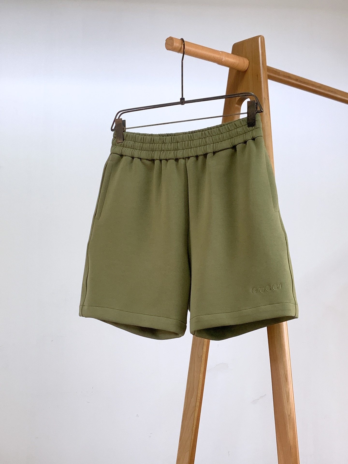 NO:133172,Gucci 2025SS Spring and Summer New Product Classic embroidered logo shorts, this shorts are made of knitted fabric, with elastic waist rope at the waist, two pockets on the front pair are equipped with zipper design, the classic waist rope is paired with engraved English letters in G home, and the trouser edges are embroidered with G home's unique English embroidered letters, unique colors, novel styles, and comfortable upper body. It is a must-have item in the wardrobe, two colors are available 46 size trousers length 46 waist 76 hip trousers length 54 48 size trousers length 47 waist 80 hip trousers length 58 50 size trousers length 48 waist 84 hip trousers length 62 52 size trousers length 49 waist 88 hip trousers 66 ………………………………………………………………………………………………………………………………………………………………………………………………………………………………………………………………………………………………………………………………………………………………………………………………………………………………………………………………………………………………………………………………………………………………………………………………………………………………………………………………………………………………………………………………………………………19860909Gucci 古驰 2025SS春夏新品 经典绣花标识短裤,这款短裤针织面料制作,腰头有松紧腰绳,前副配两个口袋配有后口袋配有拉链设计,经典腰绳搭配有刻有G家英文字母点缀,同时裤边绣有G家独特的英文绣花字母,颜色独特,款式新颖,上身舒适,属于衣橱的必备单品,两色可选 46码裤长46 腰围76 臀围54 48码裤长47 腰围80 臀围58 50码裤长48 腰围84 臀围62 52码裤长49 腰围88 臀围66 …………………………………………………… Size46-52,,gucci,gucci,gucci,shorts,alexander wang,Men's clothing