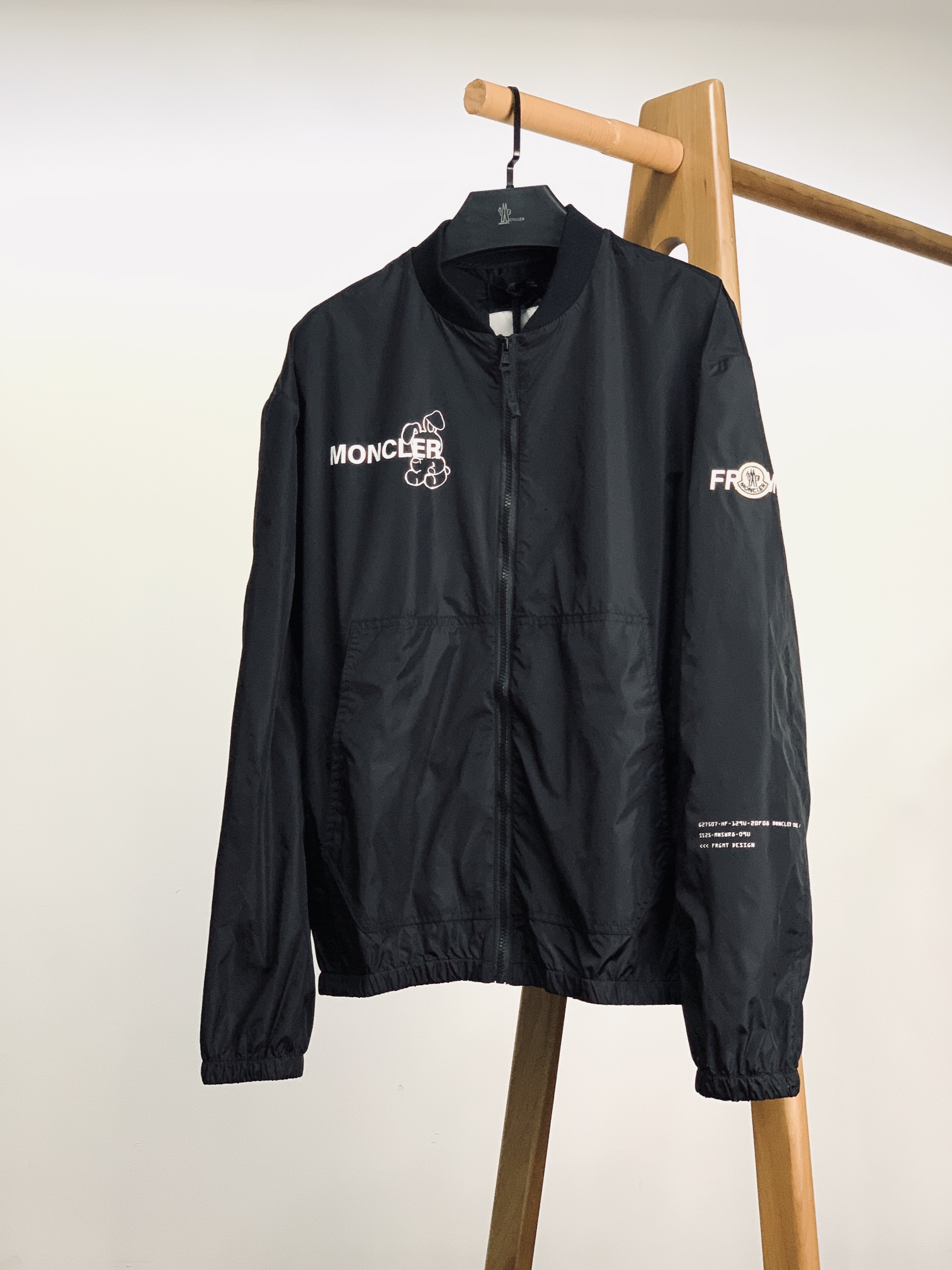 NO:133206,Moncler 2025SS Early Spring New Product Mon x Hiro Fujiwara Co-branded nylon jacket. When the classic meets the trendy soul. Black nylon canvas, dark night texture base, classic white label on the chest brings a big brand aura, the soul rabbit attacks!  Four cute and cool babies line up to party. Different expressions hide street passwords. The three-dimensional mark on the back is domineering. The dark sweetheart must have on the street. Functional style tailoring cute graffiti. The cold silhouette meets fluffy rabbit ears. Sweet and cool double critical strike. Lightweight nylon windproof zipper. From camping mountain to one-click switching. Who hasn't gotten the reorganization of Fujiwara Homonclay?  The aesthetics of the street code snow mountain genes. This jacket is directly a god!  1 size 69 bust 120 shoulder width 57 size 2 size 70 bust 124 shoulder width 58 size 3 size 71 bust 128 shoulder width 59 size 4 size 72 bust 132 shoulder width 60 …………………………………………………………………………………………………………………………………………………………………………………………………………………………………………………………………………………………………………………………………………………………………………………………………………………………………………………………………………………………………………………………………………………………………………………………………………………………………………………………………………………………………………………………………………………………………………………………………………………………………………………………………………………………………………………………………………………………………………………………………………………………………………………………………………………………………………………………………………………………………………………………………………………19860909Moncler 蒙口 2025SS早春新品 Mon x 藤原浩联名款尼龙夹克.当经典遇上潮趣灵魂.黑色尼龙帆布,暗夜质感打底,胸前经典白标自带大牌气场 灵魂兔兔突袭！ 四只萌酷兔崽排队开趴体 不同表情暗藏街头密码 后背立体标霸气盖章 暗黑系甜心出街炸场必备 机能风剪裁萌系涂鸦 冷感廓形遇到毛绒绒兔耳 甜酷双倍暴击 轻量尼龙防风拉链  从露营山系到一键切换 是谁还没Get藤原浩蒙克莱的重组？ 街头密码雪山基因的美学 这件夹克直接封神！ 1码衣长69 胸围120 肩宽57 2码衣长70 胸围124 肩宽58 3码衣长71 胸围128 肩宽59 4码衣长72 胸围132 肩宽60 …………………………………………………… Size1.2.3.4码,,christian louboutin,Moncler,jackets & coats,alexander wang,Men's clothing