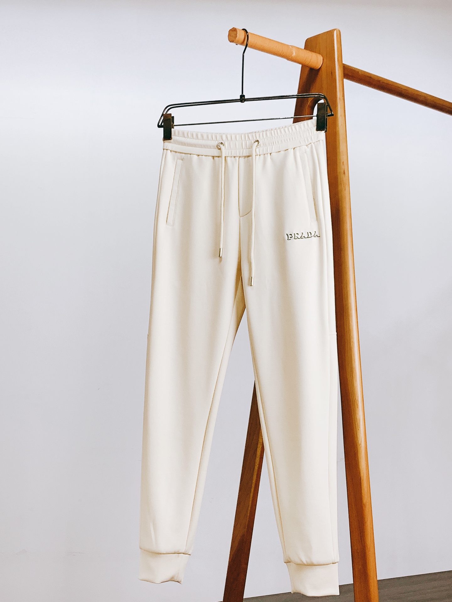 NO:133173,Prada 2025SS early spring new product embroidered webbing casual pants, double knitted, customized fabrics, customer-supplied hardware and accessories ~ indispensable items in spring and autumn. In daily wear, reasonable hoodies are casual and comfortable. The ready-to-wear is stylish and comfortable, tapered pants style and closed legs make the pants work both functional and retro, and two colors are available ……………………………………………………………………………………………………………………………………………………………………………………………………………………………………………………………………………………………………………………………………………………………………………………………………………………………………………………………………………………………………………………………………………………………………………………………………………………………………………………………………………………………………………………………………………………………………………………………………………………………………………………………………………………………………………………………………………………………………………………………………………………………………………………………………………………………………………………………………19860909Prada 普拉达 2025SS早春新品 刺绣织带休闲裤,双层针织,定制的面料,客供五金辅料～春秋季中不可缺少的必备单品,在日常穿搭中,合理的卫裤穿搭,即休闲又舒适.成衣有型又舒适,锥形裤版型和收口的裤脚 让裤子穿起来既有功能性又复古,两色可选 …………………………………………………… SizeM-3XL,,prada,prada,alexander wang,Men's clothing