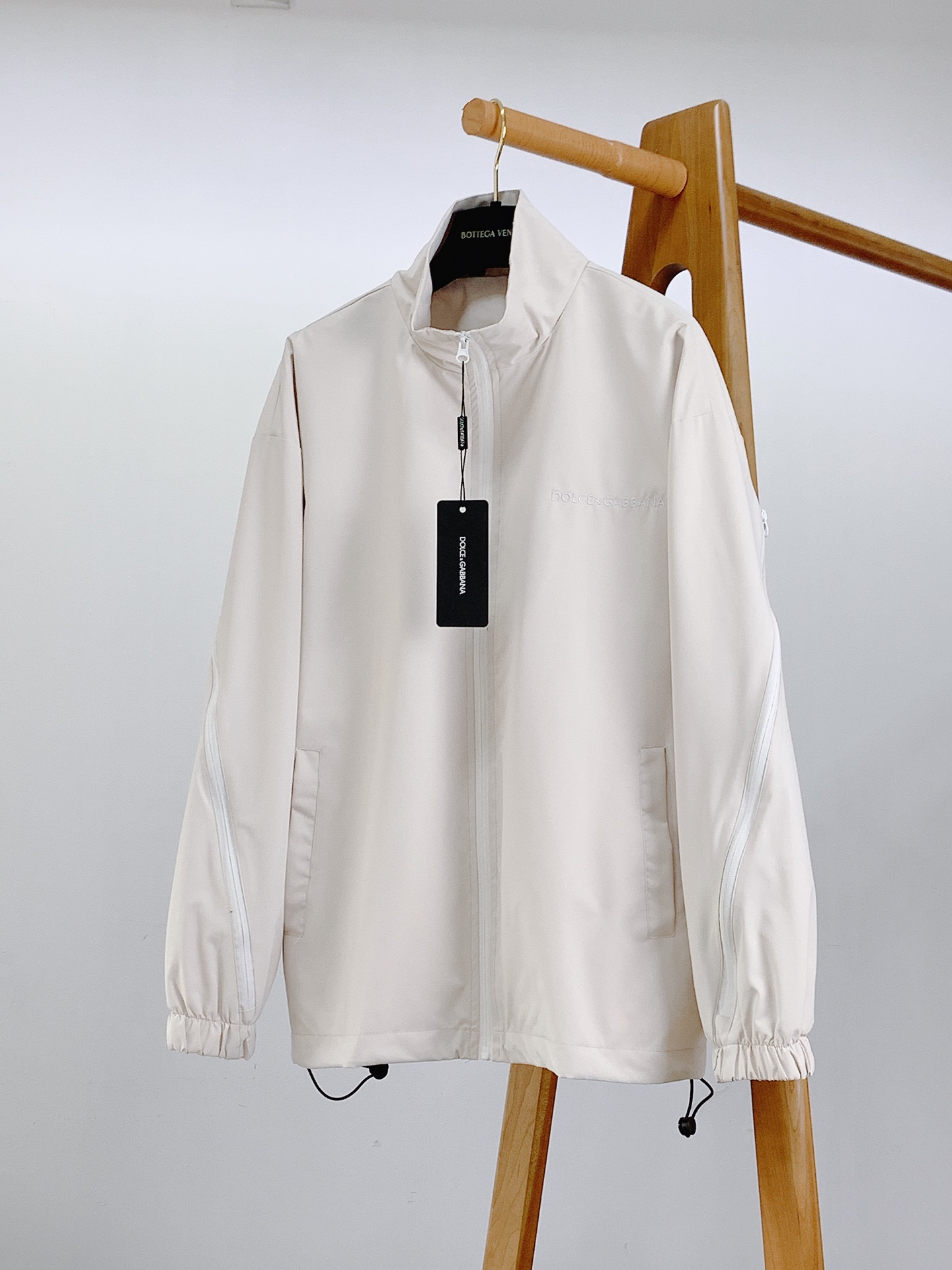 NO:133175,DOLCE&GABBANA 2025SS early spring new product casual jackets, fine channels, loose body regular design and cutting, both personalized and fashionable, and is innately extraordinary!  Customer-supplied top-grade polyester fabric, extremely delicate oily texture, high elastic recovery effect, breathable, comfortable and non-smooth. The color control is perfect, customer-supplied hardware and decorative accessories, letter embroidery logo on the chest, matched with a novel style, highlighting the unique and fashionable style. Two-color recommendation ……………………………………………………………………………………………………………………………………………………………………………………………………………………………………………………………………………………………………………………………………………………………………………………………………………………………………………………………………………………………………………………………………………………………………………………………………………………………………………………………………………………………………………………………………………………………………………………………………………………………………………………………………………………………………………………………………………………………………………………………………………………………………………………………………………………………………………………………………………………………………………19860909DOLCE&GABBANA 杜嘉班纳 2025SS早春新品 休闲夹克外套,渠道精品,宽松体常规设计裁剪,兼具个性时尚范儿,与生俱来的不平凡！客供顶级聚酯纤维面料,极为细腻的油润质感,具有高弹性回复效果,透气舒适无闷热感.型色把控非常完美,客供五金装饰辅料,胸前字母刺绣标识,搭配构思新颖的风格,彰显个性时尚范儿.两色推荐 …………………………………………………… SizeS-3XL,,Dolce&Gabbana,Dolce&Gabbana,jackets & coats,jackets & coats,alexander wang,Men's clothing