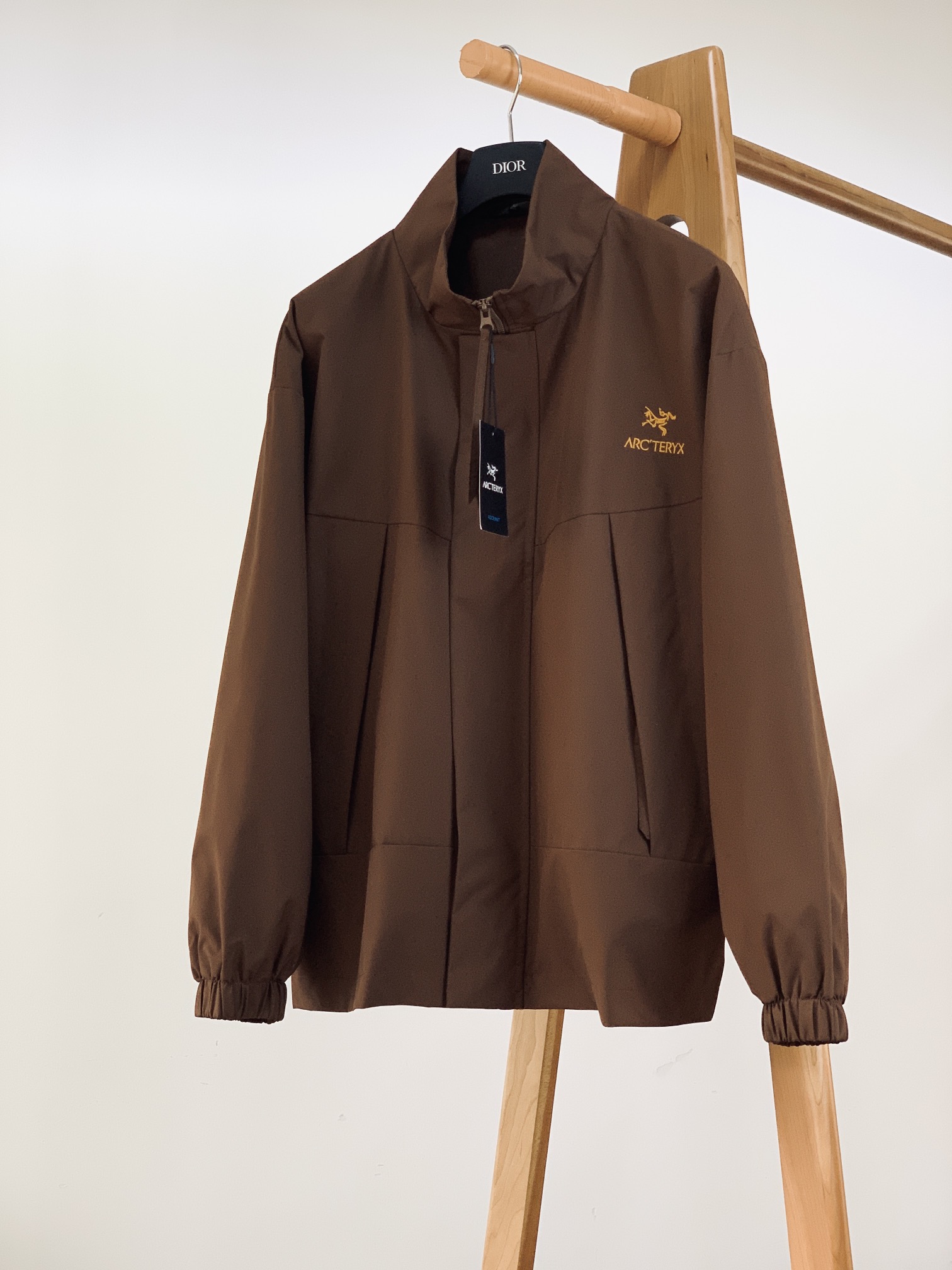 NO:133177,ARCTERYX 2025SS early spring new product casual jacket, fine channels, loose body regular design and cutting, both personalized and fashionable, and is innately extraordinary!  Customer-supplied top-grade polyester fabric, extremely delicate oily texture, high elastic recovery effect, breathable, comfortable and non-smooth. The color control is perfect, customer-supplied hardware and decorative accessories, classic embroidery logo on the chest, matching with a novel style, highlighting the unique and fashionable style. Two-color recommendation ………………………………………………………………………………………………………………………………………………………………………………………………………………………………………………………………………………………………………………………………………………………………………………………………………………………………………………………………………………………………………………………………………………………………………………………………………………………………………………………………………………………………………………………………………………………………………………………………………………………………………………………………………………………………………………………………………………………………………………………………………………………………………………………………………………………………………………………………………………………………………………19860909ARCTERYX 始祖鸟 2025SS早春新品 休闲夹克外套,渠道精品,宽松体常规设计裁剪,兼具个性时尚范儿,与生俱来的不平凡！客供顶级聚酯纤维面料,极为细腻的油润质感,具有高弹性回复效果,透气舒适无闷热感.型色把控非常完美,客供五金装饰辅料,胸前经典刺绣标识,搭配构思新颖的风格,彰显个性时尚范儿.两色推荐 …………………………………………………… SizeS-3XL,arc'teryx,jackets & coats,jackets & coats,alexander wang,Men's clothing