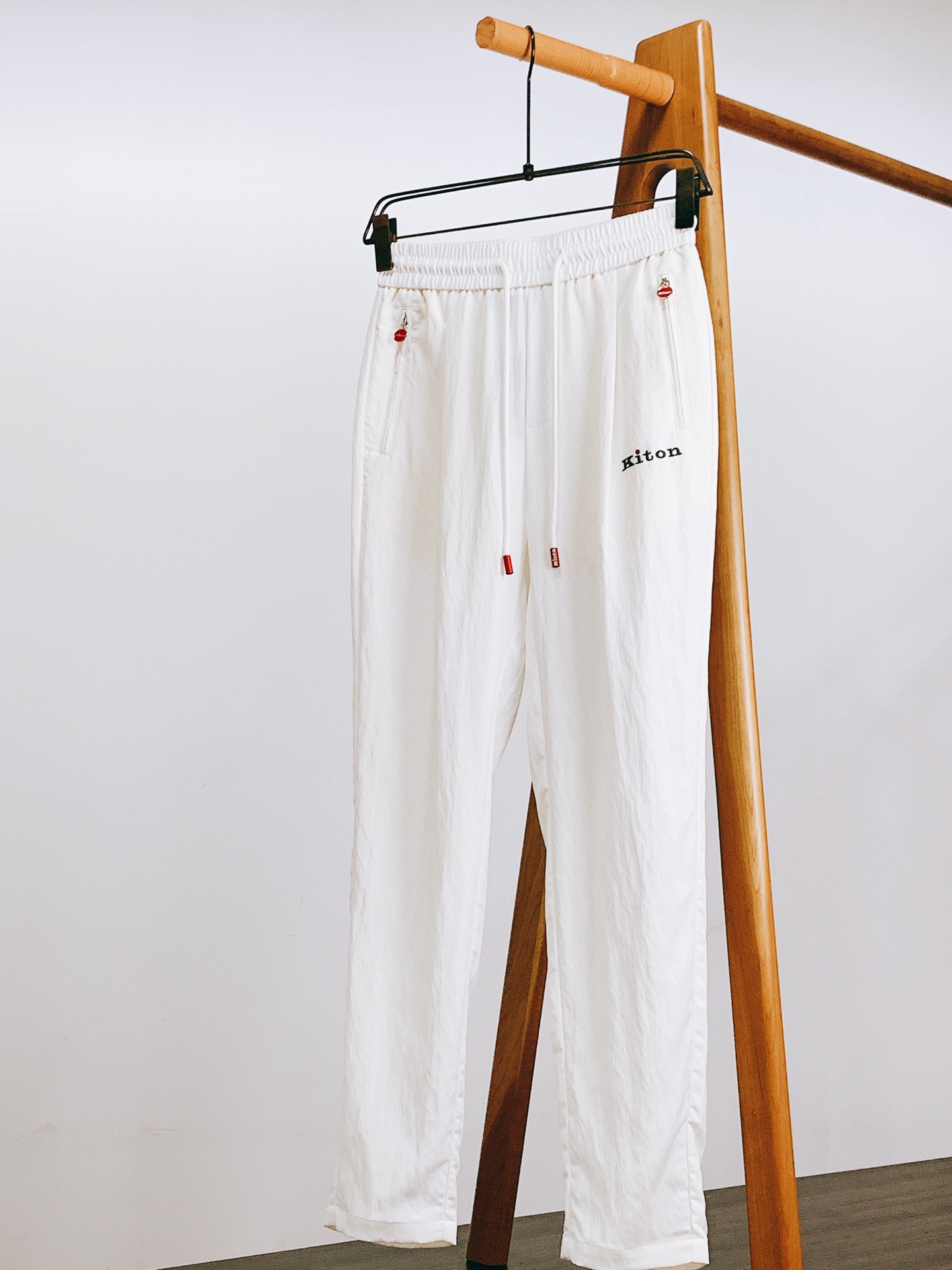 NO:133183,Kiton Christ Greed 2025SS Early Spring New Products Channel's high-quality products!  !  !  The best casual pants this year, close your eyes!  Custom-made fabrics are designed to meet various quality controls and detailed controls. Such weight and value really require careful consideration to be carefully crafted and slowly to achieve the effect of perfectly creating a straight and straight chest. The grade revealed by texture is by no means comparable to ordinary pants. Exquisite work is not perfunctory. The taste and temperament that are always revealed in behavior!  The upper body is handsome and charming!  ……………………………………………………………………………… SizeM-3XL,,alexander wang19860909Kiton 基督恩 2025SS早春新品 渠道的精品狠货！！！ 今年最好看的休闲裤 闭眼入！ 客供定制面料打造 满足各种品质控 细节控 这样的分量与价值真的是需要细琢慢究 成完美缔造胸挺立廓的效果 质感所流露的档次绝非一般裤子可比 精工细作并非敷衍了事 举止之间时刻流露出的品味及气质！ 上身帅气迷人！ …………………………………………………… SizeM-3XL,,alexander wang,Men's clothing