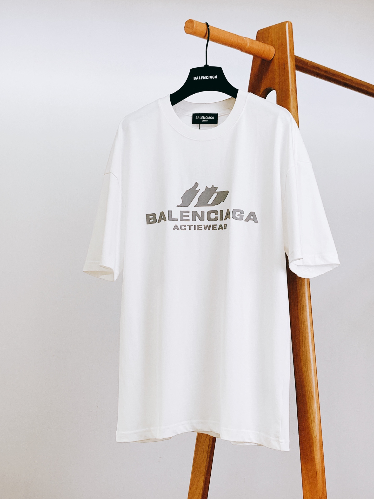 NO:133169,Balenciaga 2025SS spring and summer new product, brand the relief on the chest. 3D nuclear bomb-grade logo The relief on the chest is 1.5mm raised, and the fingertips are scratched through the same three-dimensional car line of the gilded bag. The metallic glossy letters hide the matte touch of the micro-grained matte--a mobile brand museum that shows off its breathing!  210g ice oxygen cotton core layer comes with soft focus filter, 40℃ walks for three hours and no sweat stains under the armpits, commuting and dating for vacation... Lazy cheating device with 