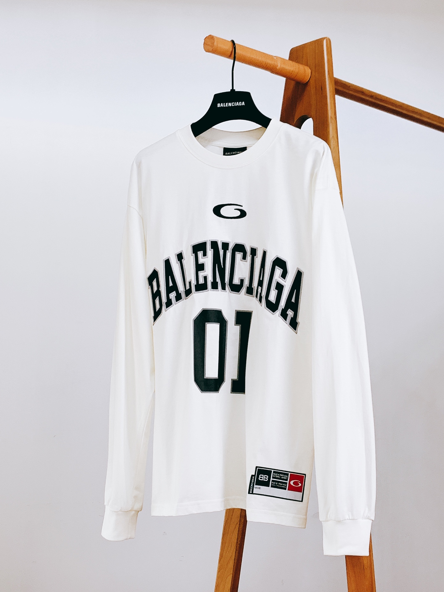 NO:133168,Balenciaga BAsketball Series Embroidered No. 01 jersey long-sleeved T-shirt, same style for men and women, loose fit!  !  New base shirt, appearance and comfort coexist ~ A very eye-catching style, Balenciaga No. 01 letter embroidery base is also very popular, and the overall combination is very fashionable and atmospheric. It is suitable for wear for every occasion. It is high and heavy, and has a strong skin-friendly feel. Buy it as it is. Custom dyeing of fabrics. Washed and pre-shrinked 16 combed tight spinning. Custom threads. The same style for men and women. It adopts imported printing   patch embroidery technology. The process is extremely complex. Pure cotton soft fabric, color-dyeing cotton, full of fashion. XS shoulder-falling design bust 116 garment length 72 S shoulder-falling design bust 120 garment length 74 M shoulder-falling design bust 124 garment length 76 L shoulder-falling design bust 128 garment length 78 ……………………………………………………………………………………………………………………………………………………………………………………………………………………………………………………………………………………………………………………………………………………………………………………………………………………………………………………………………………………………………………………………………………………………………………………………………………………………………………………………………………………………………………………………………………………  SizeXS-L, balenciaga,balenciaga,tees,t-shirt,alexander wang19860909巴黎世家 BAsketball Series 系列 刺绣01号球衣长袖T恤 男女同款 宽松版型！！ 新款打底衫,颜值与舒适并存~ 很亮眼的一款,Balenciaga 01号字母刺绣打底的热度也是非常的高,整体也是搭配起来非常时尚大气. 搭配适合各个场合的穿搭. 高克重,亲肤感强. 原样购入开发 面料订制染色 做水洗预缩16支精梳紧密纺纱 定制螺纹 男女同款 采用进口印花 贴布刺绣工艺,工艺极其复杂,纯棉柔软面料,对色定染棉,潮流感十足. XS落肩设计胸围116衣长72 S 落肩设计胸围120衣长74 M落肩设计胸围124衣长76 L 落肩设计胸围128 衣长78 …………………………………………………… SizeXS-L,,balenciaga,balenciaga,tees，t-shirt,alexander wang,Men's clothing