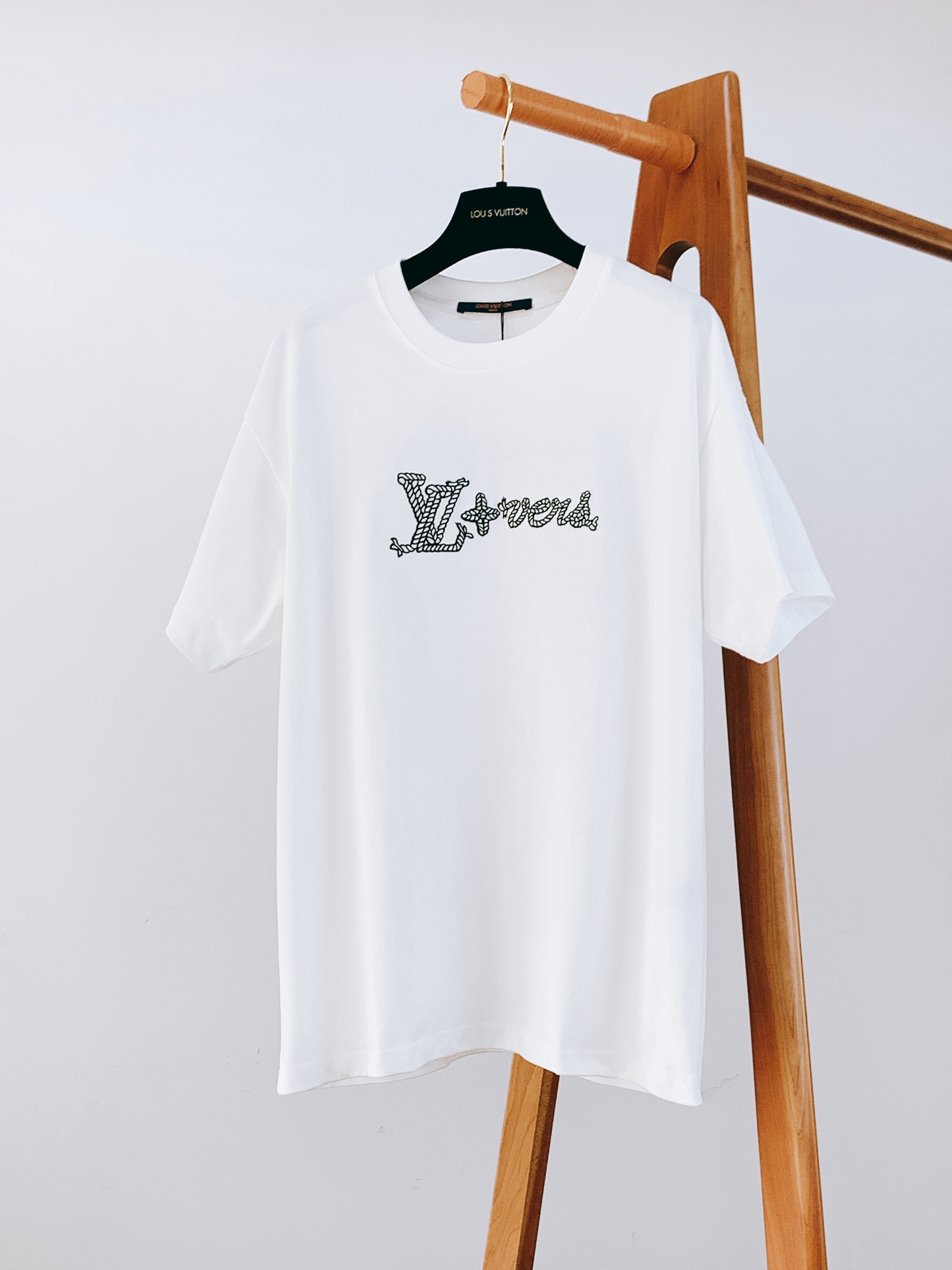 NO:133171,LouisVuitton The darling of the fashion industry!  Shows the luxury quality. Select high-quality fabrics to create, the perfect combination of luxury and fashion, and is famous for its exquisite craftsmanship and unique design concepts. This T-shirt perfectly combines the brand's classic elements with modern fashion, showing unparalleled charm. Whether in formal occasions or casual time, you can exude confidence and elegance. It is not only a kind of dress, but also a reflection of a life attitude. Three-color recommendation ……………………………………………………………………………………………………………………………………………………………………………………………………………………………………………………………………………………………………………………………………………………………………………………………………………………………………………………………………………………………………………………………………………………………………………………………………………………………………………………………………………………………………………………………………………………………………………………………………………………………………………………………………………………………………………………………………………………………………………………………………………………………………………………………………………………………………………19860909LouisVuitton 路易威登 时尚界的宠儿！尽显奢华品质.甄选优质面料打造,奢华与时尚的完美结合,以其精湛的工艺和独特的设计理念闻名于世,这款T恤更是将品牌的经典元素与现代时尚完美融合,展现出无与伦比的魅力,无论是在正式场合还是休闲时光,都能让你散发出自信与优雅.它不仅是一种穿着,更是一种生活态度的体现.三色推荐 …………………………………………………… SizeS-XL,,louis vuitton,louis vuitton,tees，t-shirt,alexander wang,Men's clothing