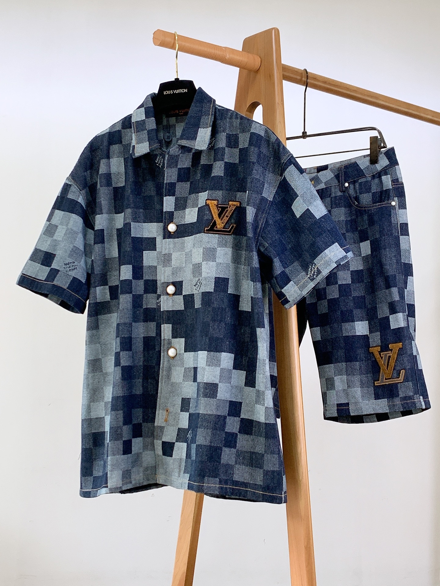 NO:135090,Louis Vuitton chessboard jeans set. The chessboard garland jacquard tannin fabric is a classic plaid pattern that combines 3D jacquard technology to weave three-dimensional patterns on the fabric through a loom. The sand-washed whitening and old tannin fabric presents the effect of whitening and old tannin. The threshold button refers to the bronze button opening and closing design, and the rear is decorated with the new Damier label, and the alignment and flower custom sewing, and a complete set of new accessories are equipped. ………………………………………………………………………………………………………………………………………………………………………………………………………………………………………………………………………………………………………………………………………………………………………………………………………………………………………………………………………………………………………………………………………………………………………………………………………………………………………………………………………………………………………………………………………………………………………………………………………………………………………………………………………………………………………………………………………………………………………………………………………………………19860909LouisVuitton 路易威登 棋盘格牛仔套装 定织棋盘格提花丹宁面料,经典的格子图案融合3D提花两种技术相结合,通过织机在面料上织出立体花纹的工艺.砂洗泛白做旧丹宁面料,呈现出泛白和做旧的效果.门槛纽扣引用青铜纽扣开合设计,后部点缀当季新Damier 标签,对位对花定制缝纫,全套新款辅料配备齐全. …………………………………………………… SizeM-3XL,,louis vuitton,louis vuitton,alexander wang,Men's clothing