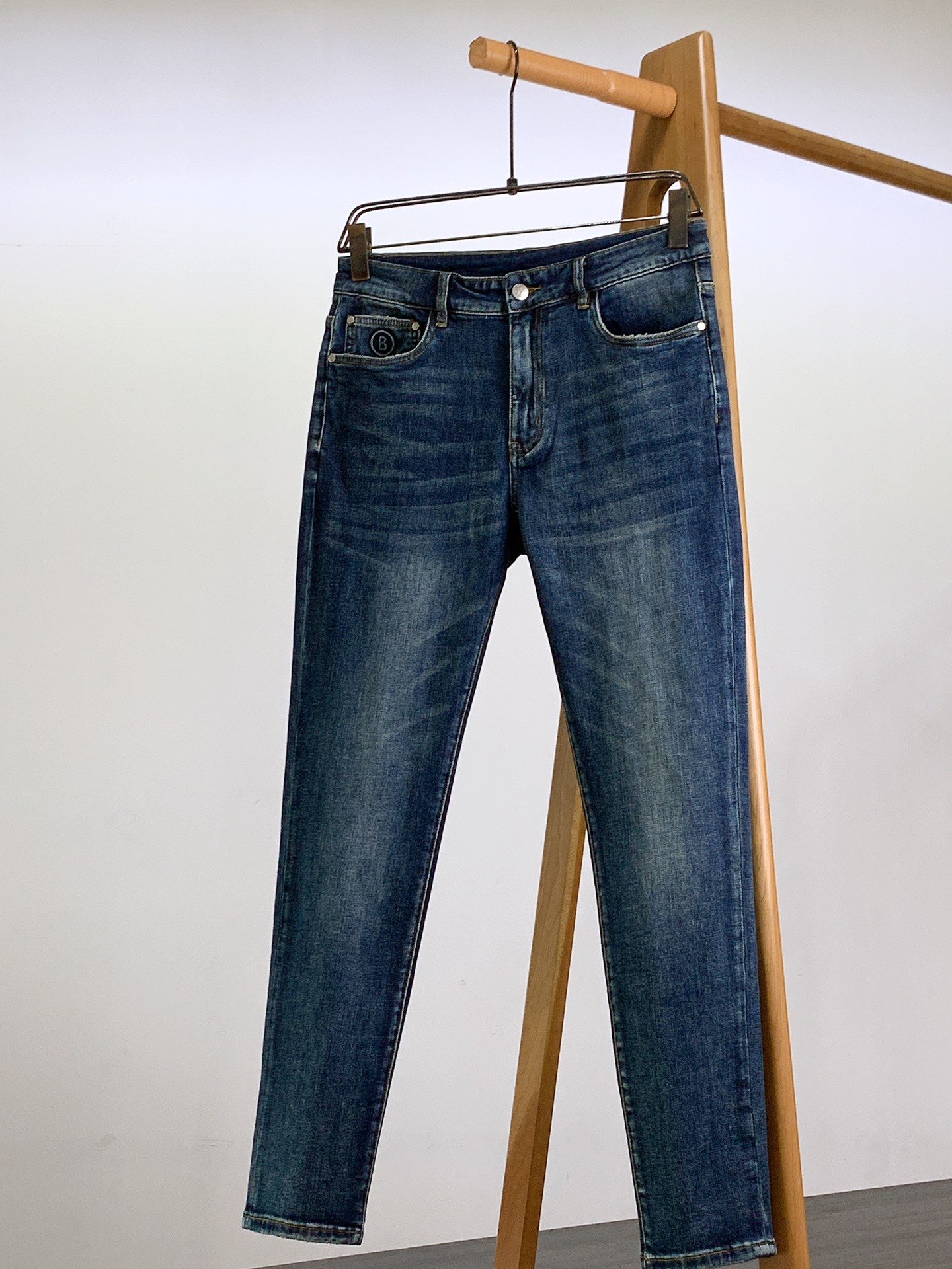 NO:432238,Brunello Cucinelli 2025SS early spring new product, high-end fashion sense, casual washing jeans. The fabric is very special, ultra-fine and fine imitation cotton yarn blend, super soft and comfortable. It has a casual, casual feeling, and also a relaxed and fashionable feeling. The cloth is refreshing, slightly stretchy, super soft and long wearing time, the whole pants are all traditional hand-wiping technology, natural stone grinding and light fermentation. The style belongs to the combination of small straight feet, and the details are exquisite. …………………………………………………………………………………………………………………………………………………………………………………………………………………………………………………………………………………………………………………………………………………………………………………………………………………………………………………………………………………………………………………………………………………………………………………………………………………………………………………………………………………………………………………………………………………………………………………………………………………………………………………………………………………………………………………………………………………………………………………………………………………………………………19860909Brunello Cucinelli 布鲁奈罗.库奇内利 2025SS早春新品 高级时装感,休闲洗水牛仔裤. 面料很特殊,超细精仿棉纱混纺,超柔舒适感. 具备牛仔随性感 ,休闲感 , 亦有轻松感 ,时尚感. 布面清爽,微弹力,超柔穿着时间长, 整条裤子全传统手擦工艺,自然石磨轻酵洗水. 版型属于合体小直脚剪裁,细节精致感. …………………………………………………… Size30-36（35.37）,,brunello cucinelli,jeans,alexander wang,Men's clothing