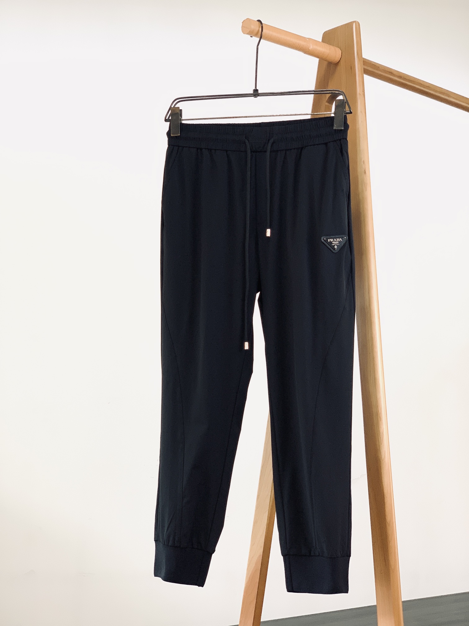 NO:432257,Prada 2025SS Spring and Summer New Products Fashion Drawstring Casual Pants, High-quality Channels, Loose and Regular Design and Cutting, Combined with Personal Fashion Style, Innately Extraordinary!  Customer-supplied top-grade woven fabrics, with extremely delicate oily texture, high elastic recovery effect, wrinkle, wind and sun protection, breathable, comfortable and non-smooth. The color control is perfect, customer-supplied hardware and decorative accessories, matched with a novel style, highlighting the unique and fashionable style. Two colors are available ………………………………………………………………………………………………………………………………………………………………………………………………………………………………………………………………………………………………………………………………………………………………………………………………………………………………………………………………………………………………………………………………………………………………………………………………………………………………………………………………………………………………………………………………………………………………………………………………………………………………………………………………………………………………………………………………………………………………………………………………………………………………………………………………………………………………………………………………………………………………………19860909Prada 普拉达 2025SS春夏新品 时尚抽绳休闲裤,渠道精品,宽松体常规设计裁剪,兼具个性时尚范儿,与生俱来的不平凡！客供顶级梭织面料,极为细腻的油润质感,具有高弹性回复效果,抗皱防风防晒,透气舒适无闷热感.型色把控非常完美,客供五金装饰辅料,搭配构思新颖的风格,彰显个性时尚范儿.两色可选 …………………………………………………… SizeM-3XL,,prada,prada,alexander wang,Men's clothing