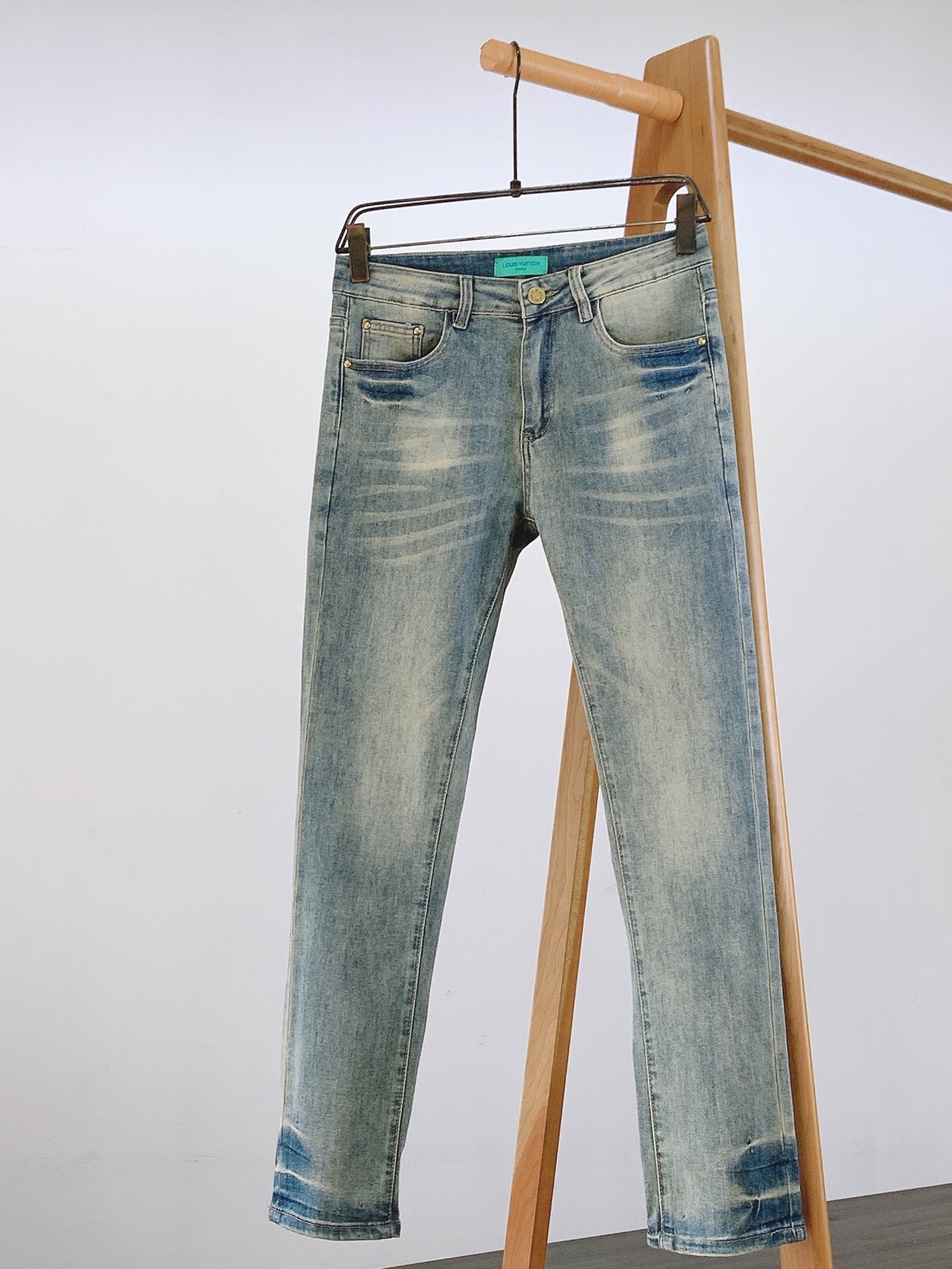 Louis Vuitton Jean Décontracté Délavé Printemps/Été 2025 - Confort et Style