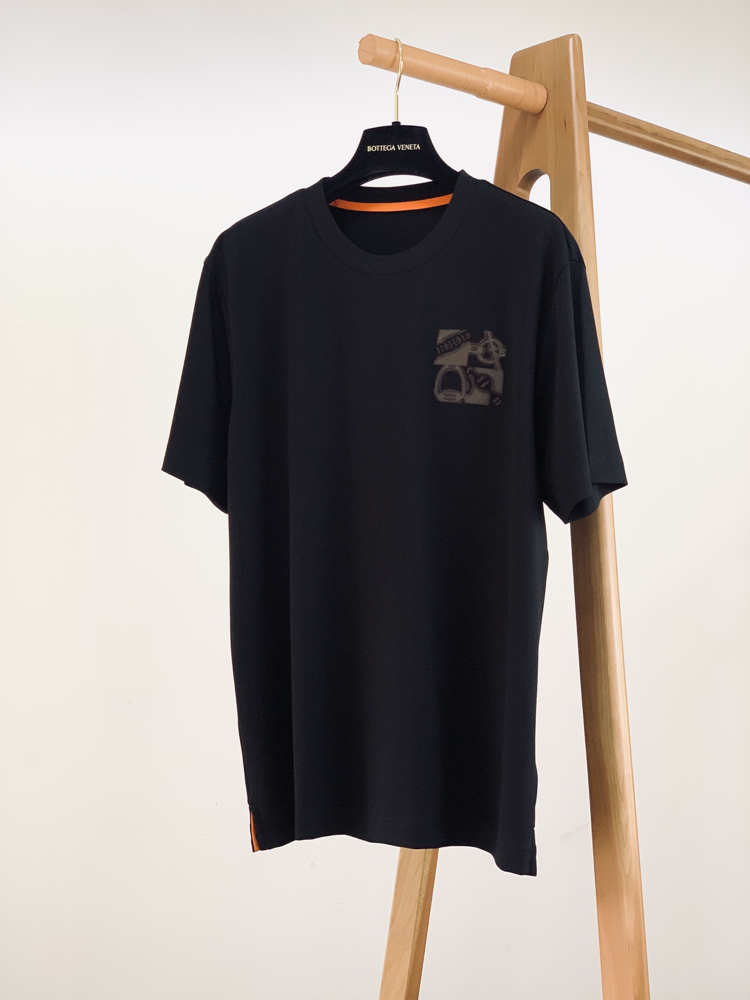 NO:135087,Hermès 2025SS Spring and Summer New Products Men's High-end Casual Short TEE, iconic design elements, eye-catching and fashionable, and excellent quality and class. There is no need for too much LOGO, and those who understand will naturally understand what you are wearing!  Specially supplied breathable fabrics, whether in terms of texture or feel, it is unscrupulous. Three colors are available. M-length 68 bust 102 shoulder width 45 L-length 70 bust 106 shoulder width 47 XL-length 72 bust 110 shoulder width 49 2XL-length 74 bust 114 shoulder width 51 3XL-length 75 bust 118 shoulder width 52 …………………………………………………………………………………………………………………………………………………………………………………………………………………………………………………………………………………………………………………………………………………………………………………………………………………………………………………………………………………………………………………………………………………………………………………………………………………………………………………………………………………………………………………………………………………………………………………………………………………………………………………………………………………………………………………………………………………………………………………………………………………………………………………19860909Hermès 爱马仕 2025SS春夏新品 男士高级休闲短TEE,标志性设计衔元素,亮眼时髦,品质感档次感都足够出色.不需要过多LOGO,懂的人自然明白你穿的是什么！特供透气面料打造,无论从质感或是手感上来说,那都是让人无法挑剔,三色可选 M衣长68胸围102肩宽45 L衣长70胸围106肩宽47 XL衣长72胸围110肩宽49 2XL衣长74胸围114肩宽51 3XL衣长75胸围118肩宽52 …………………………………………………… SizeM-3XL,,hermes,hermes,alexander wang,Men's clothing