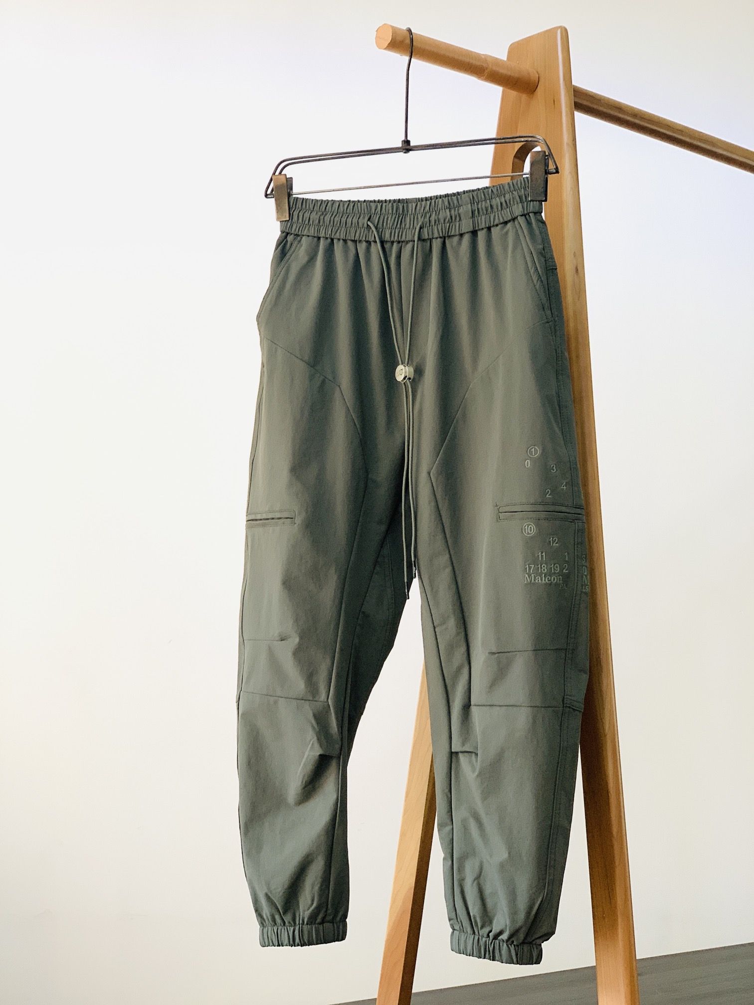 NO:135791,Maison Margiela MM6 Margiela Fashionable casual sweatpants are simply awesome!  !  !  It can be worn casually, commuting, and sports outdoors. It is worn in multiple styles, and it is very practical!  !  !  Moreover, its production process is simply amazing. The outer layer is high-end blended fabric, and the warmth effect is similar to a pair of warm pants. It is really super warm!  !  !  The details are also done very well, all made of locked cloth. The design is also very simple, and the low-key digital logo hardware perfectly interprets your taste. The soft cotton fabric, pinstripe texture, and couple styles are really amazing!  !  !  ……………………………………………………………………………… SizeM-3XL,,masion margiela,alexander wang19860909Maison Margiela MM6 马丁马吉拉 时尚休闲卫裤简直太牛了！！！ 既能日常休闲穿,又能通勤,还能运动户外穿,单款多穿,实用性超强！！！ 而且它的制作工艺简直让人惊叹,外层是高级混纺布,保暖效果跟一件保暖裤差不多,真的超级暖和！！！ 细节也做得非常到位,全是锁边布制作 它的设计也很简约,低调的数字logo五金 完美诠释了你的品味内涵,细柔全棉面料,细条纹理,还有情侣款,真的太赞了！！！ …………………………………………………… SizeM-3XL,,masion margiela,masion margiela,alexander wang,Men's clothing