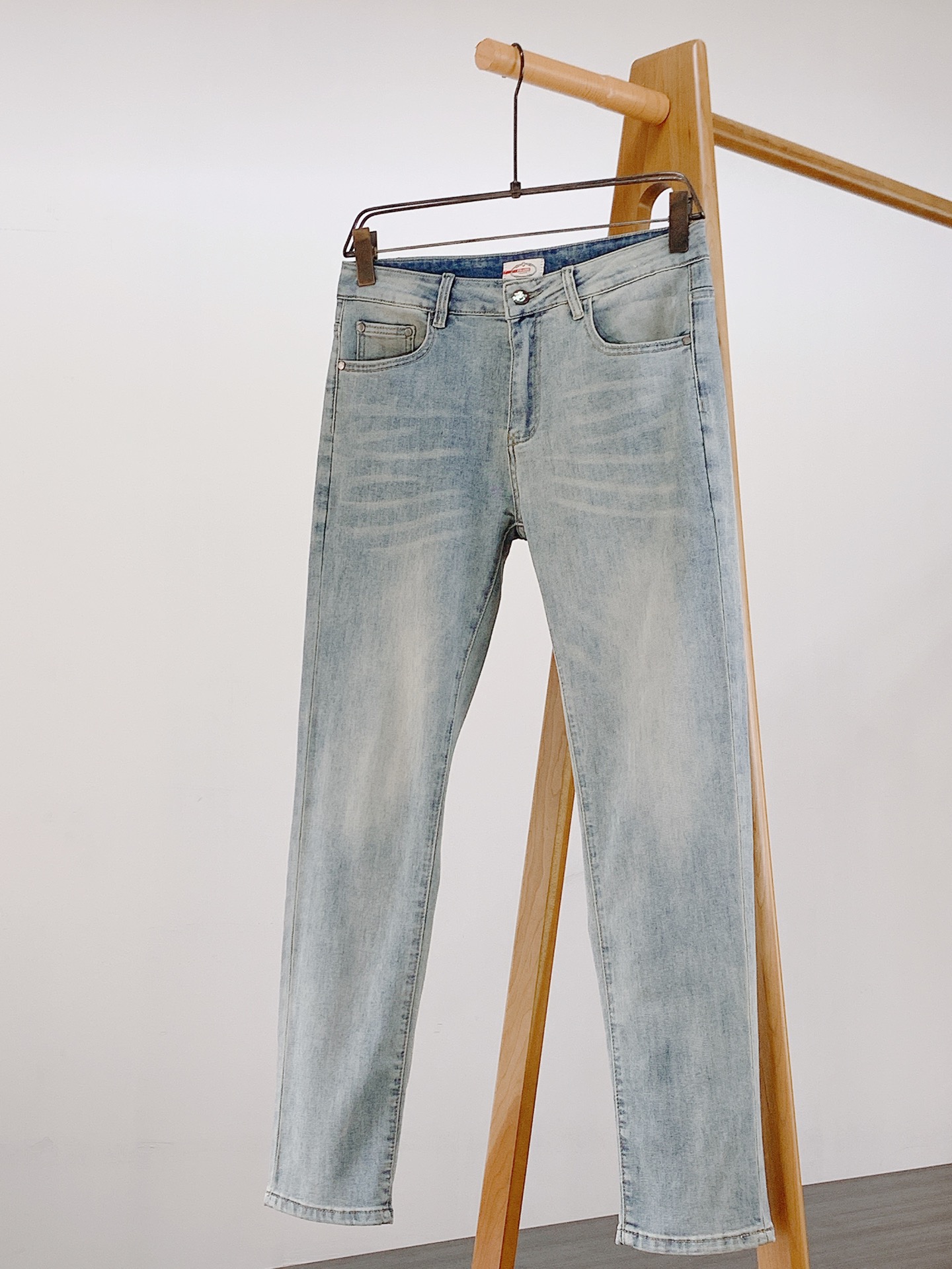 NO:135789,Prada 2025SS spring and summer new product, high fashion sense, casual washing jeans. The fabric is very special, super fine imitation cotton yarn blend, super soft and comfortable. It has a casual, casual feeling, and also a relaxed and fashionable feeling. The fabric is refreshing, slightly stretchy, super soft and long wearing time, the whole pants are all traditional hand-wiping technology, natural stone grinding and light fermentation. The style belongs to the combination of small straight feet, and the details are exquisite. …………………………………………………………………………………………………………………………………………………………………………………………………………………………………………………………………………………………………………………………………………………………………………………………………………………………………………………………………………………………………………………………………………………………………………………………………………………………………………………………………………………………………………………………………………………………………………………………………………………………………………………………………………………………………………………………………………………………………………………………………………………………………………………………………19860909Prada 普拉达 2025SS春夏新品 高级时装感,休闲洗水牛仔裤. 面料很特殊,超细精仿棉纱混纺,超柔舒适感. 具备牛仔随性感 ,休闲感 , 亦有轻松感 ,时尚感. 布面清爽,微弹力,超柔穿着时间长, 整条裤子全传统手擦工艺,自然石磨轻酵洗水. 版型属于合体小直脚剪裁,细节精致感. …………………………………………………… Size29-38（37）,,prada,prada,jeans,alexander wang,Men's clothing