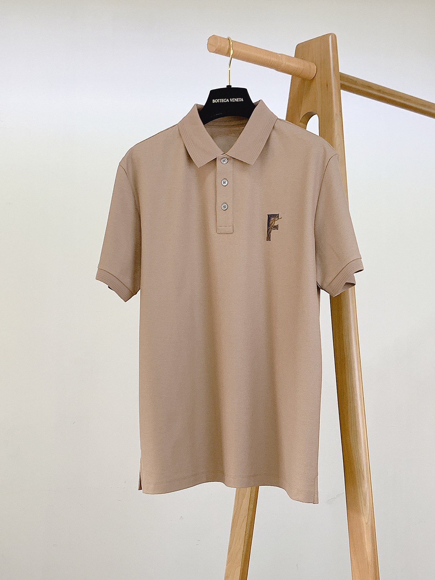 NO:135779,Ferragamo 2025SS Spring and Summer New Product SF Beaded Lapel Short T. Unconventional Fabric Cut and Sew, Woven with Jacquard like a sweater!  Imported mercerated cotton yarn, the same thickness as conventional beads, cool and breathable. High-difficulty jacquard woven hexagonal beads, large beads, stable and breathable. Delicate and delicate. Elegant contrasting colors, integrated molding cuff hem, wash without deformation. ………………………………………………………………………………………………………………………………………………………………………………………………………………………………………………………………………………………………………………………………………………………………………………………………………………………………………………………………………………………………………………………………………………………………………………………………………………………………………………………………………………………………………………………………………………………………………………………………………………………………………………………………………………………………………………………………………………………………………………………………………………………………………………………………………………………………………………………………………………………………………………………19860909Ferragamo 菲拉格慕 2025SS春夏新品 SF起脚珠地翻领短T. 非常规面料裁剪缝制 , 像毛衣一样横机提花织造！ 进口丝光棉纱线, 厚度和常规珠地一样 ,凉爽透气. 高难度提花织造六角珠迪,珠大,结构稳定透气. 精致细腻. 高雅撞色,一体成型袖口下摆,随便洗涤不变形. …………………………………………………… SizeM-3XL,,ferragamo,ferragamo,sweaters,alexander wang,Men's clothing