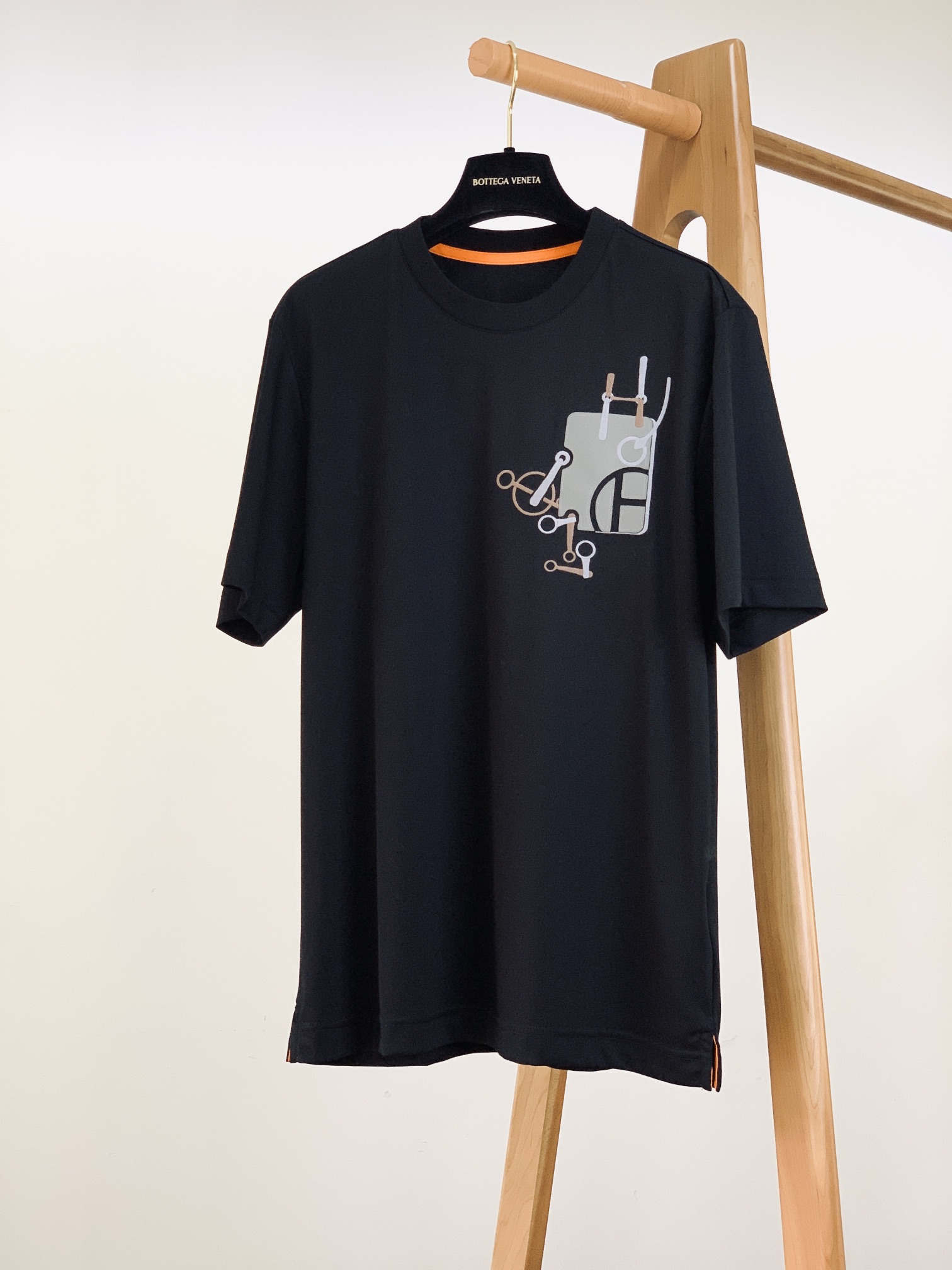 NO:135794,Hermès 2025SS Spring and Summer New Products Men's High-end Casual Short TEE, iconic design elements, eye-catching and fashionable, and excellent quality and class. There is no need for too much LOGO, and those who understand will naturally understand what you are wearing!  Specially supplied breathable fabrics, whether in terms of texture or feel, it is unscrupulous. Two colors are available. M-length 68 bust 102 shoulder width 45 L-length 70 bust 106 shoulder width 47 XL-length 72 bust 110 shoulder width 49 2XL-length 74 bust 114 shoulder width 51 3XL-length 75 bust 118 shoulder width 52 …………………………………………………………………………………………………………………………………………………………………………………………………………………………………………………………………………………………………………………………………………………………………………………………………………………………………………………………………………………………………………………………………………………………………………………………………………………………………………………………………………………………………………………………………………………………………………………………………………………………………………………………………………………………………………………………………………………………………………………………………………………………………………………19860909Hermès 爱马仕 2025SS春夏新品 男士高级休闲短TEE,标志性设计衔元素,亮眼时髦,品质感档次感都足够出色.不需要过多LOGO,懂的人自然明白你穿的是什么！特供透气面料打造,无论从质感或是手感上来说,那都是让人无法挑剔,两色可选 M衣长68胸围102肩宽45 L衣长70胸围106肩宽47 XL衣长72胸围110肩宽49 2XL衣长74胸围114肩宽51 3XL衣长75胸围118肩宽52 …………………………………………………… SizeM-3XL,,hermes,hermes,alexander wang,Men's clothing