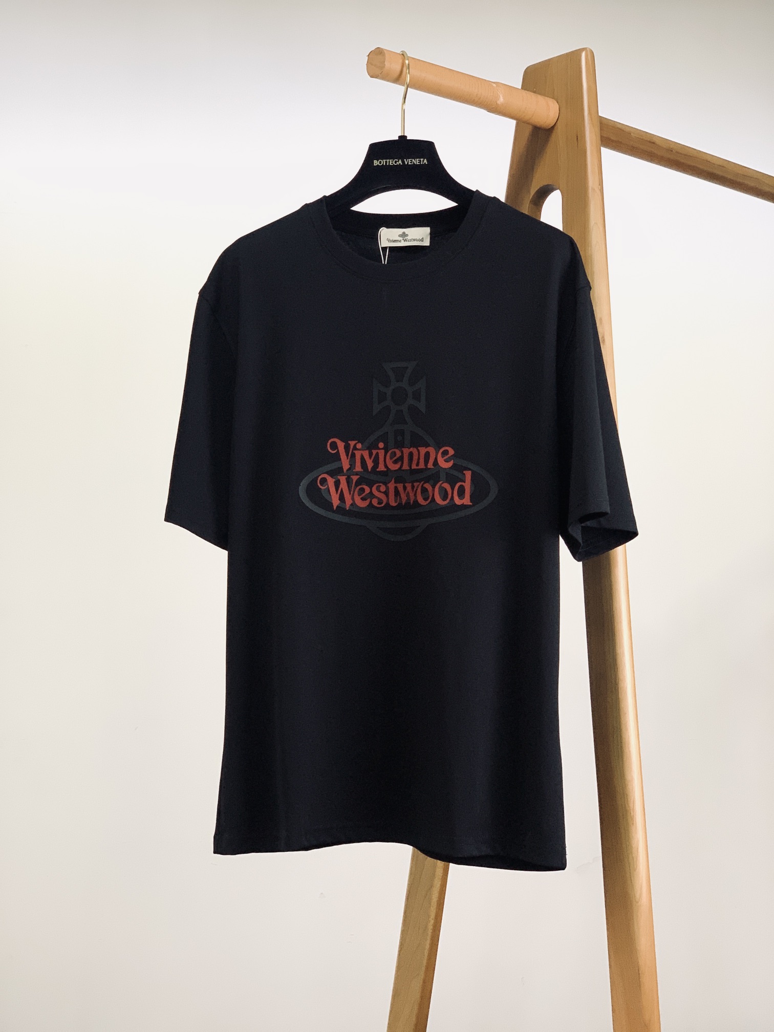 NO:135783,Vivienne Westwood 2025SS Spring and Summer New Product Relief Letter Logo T-shirt, Super Perfect Quality, Classic Three-dimensional Relief Letter Logo, Super Simple Letter Design, Paired with a Jacket Cardigan, It can enhance the highlights, and the inner layer is also beautiful and clean. It can be controlled by any color, and you will know it if you get it. It is very comfortable to use, combed cotton, very skin-friendly, simple but not simple, and you will really regret it if you don’t fit in!  Girls are also dressed very well!  Two colors available …………………………………………………………………………………… SizeM-3XL,,jackets & coats,tees,t-shirt,alexander wang19860909Vivienne Westwood 薇薇恩·韦斯特伍德 2025SS春夏新品 浮雕字母标识T恤,品相超级完美,前幅经典立体浮雕字母标识,超简单的字母设计,搭配外套开衫 可提升搭配亮点内里叠穿打底也一样好看干净.任何色系都能驾驭,手感的话 你们拿到手就知道了 上手很舒服的,精梳棉 非常亲肤,简约而不简单,不入真的会后悔的款！女生穿着也非常好看！两色可选 …………………………………………………… SizeM-3XL,,jackets & coats,tees，t-shirt,alexander wang,Men's clothing