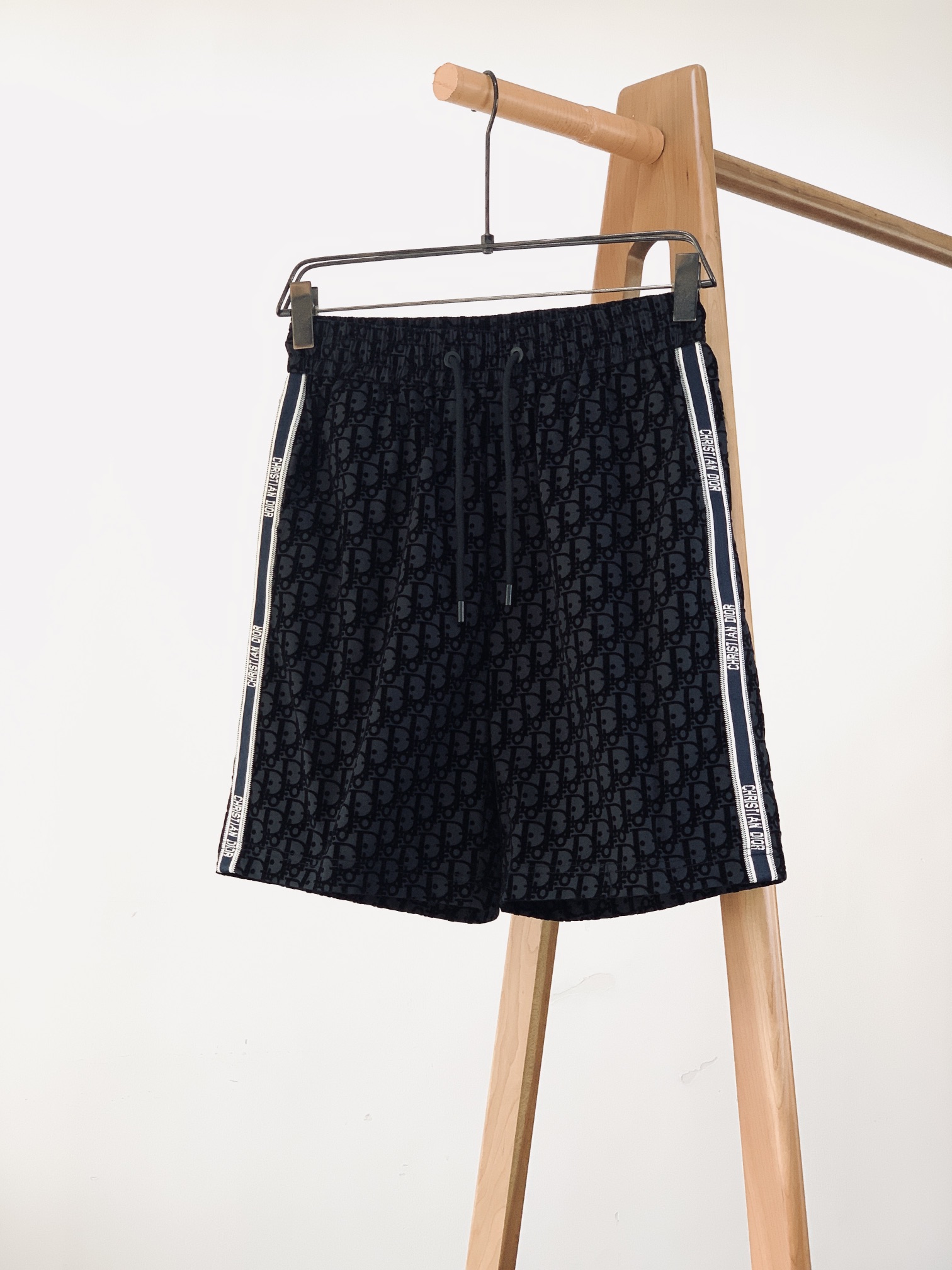 NO:135793,Dior Homme 2025SS spring and summer new product new casual shorts. This style of contrasting color webbing decoration on both sides, base fabric fixed weaving 10*10 double-sided double-color denim. The flocking process uses the country's exclusive most advanced imported fully automatic flocking machine, imported velvet material, modulation of the board pattern, encrypted and extended velvet high, and the unique softness of imported velvet. After cruel refermentation and washing test, the velvet will never fall off. The front is precisely aligned. The whole piece of refermentation and soft washing after the garment ensures no shrinkage, soft and fleshy feel. All positions wash out the nostalgic feeling, and the details are perfectly presented. SizeM-3XL,,dior,dior,shorts,alexander wang19860909Dior Homme 迪奥·桀傲 2025SS春夏新品 新款休闲短裤.此款两侧撞色织带装饰,底布定织10*10拉架双面双色牛仔布.植绒工艺采用全国独家最先进的进口全自动植绒机,进口绒料,对板花型调制,加密加长绒高,进口绒特有的柔软感.经残酷的重酵洗试验永不掉绒.前幅精准对位.成衣后整件重酵加柔洗水,保证无缩率,手感柔软又不失肉感.所有股位洗出怀旧感,细节完美呈现 男女同款 …………………………………………………… SizeM-3XL,,dior,dior,shorts,alexander wang,Men's clothing