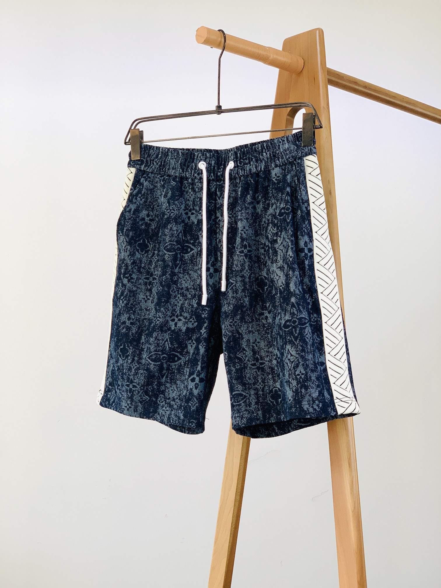 NO:135795,Louis Vuitton 2025SS Spring and Summer New Monogram casual shorts, customized 10s*7s cotton yarn, using reactive dyed warp yarn, weft precision Sairo spinning yarn, hand-made numbered yarn jacquard device, after washing the finished cloth, the final machine makes a super-position flat style according to their respective sizes, the whole shorts are cut with front-facing and refurbished flower, webbing on both sides, customer-supplied hardware and decorative accessories, beaded and embellished logo on the back, and the fried chicken on the upper body is stylish ………………………………………………………………………………………………………………………………………………………………………………………………………………………………………………………………………………………………………………………………………………………………………………………………………………………………………………………………………………………………………………………………………………………………………………………………………………………………………………………………………………………………………………………………………………………………………………………………………………………………………………………………………………………………………………………………………………………………………19860909LouisVuitton 路易威登 2025SS春夏新品 Monogram休闲短裤,定制10s*7s全棉纱线,采用活性染色经纱,纬纱精密赛络纺纱线,手工数点纱线制作提花装置,成品布洗水后根据各自大小尺寸,定型机打超位平幅定型出成品布,整款短裤采用前幅还原花剪裁,两侧织带装饰,客供五金装饰辅料,背后串珠点缀标识,上身炒鸡有型 …………………………………………………… SizeM-3XL,,louis vuitton,louis vuitton,shorts,alexander wang,Men's clothing