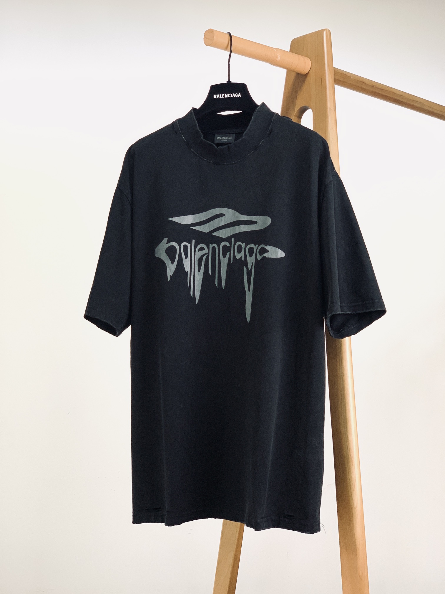 NO:135788,Balenciaga 3M water drop printing short sleeves adopts water slurry penetration printing process, which is a printing technology that can achieve high permeability. The penetration paste will be evenly applied to the surface of the fabric, and then dry it into a film through ultraviolet curing, etc. The water-washing and hole effect can make the clothes have a better visual effect and feel through different washing processes; it can be matched with the same style to create a fashionable shape, control various occasions, customize auxiliary materials, OS loose style, and the same style for men and women!  ………………………………………………………………………………………… SizeXS-L,,balenciaga,T-shirt,alexander wang19860909巴黎世家 3M水滴印花短袖 采用水浆渗透印花工艺是一种能够实现高渗透率的印花技术.渗透浆会均匀地涂布在织物表面上,然后通过紫外线固化等方式使其干燥成膜,水洗破洞效果在通过不同的水洗工艺可以使衣物呈现出更好的视觉效果和手感；能与同款搭配营造时尚造型,驾驭各种场合,定制辅料,OS宽松版型,男女同款！ …………………………………………………… SizeXS-L,,balenciaga,T-shirt,alexander wang,Men's clothing