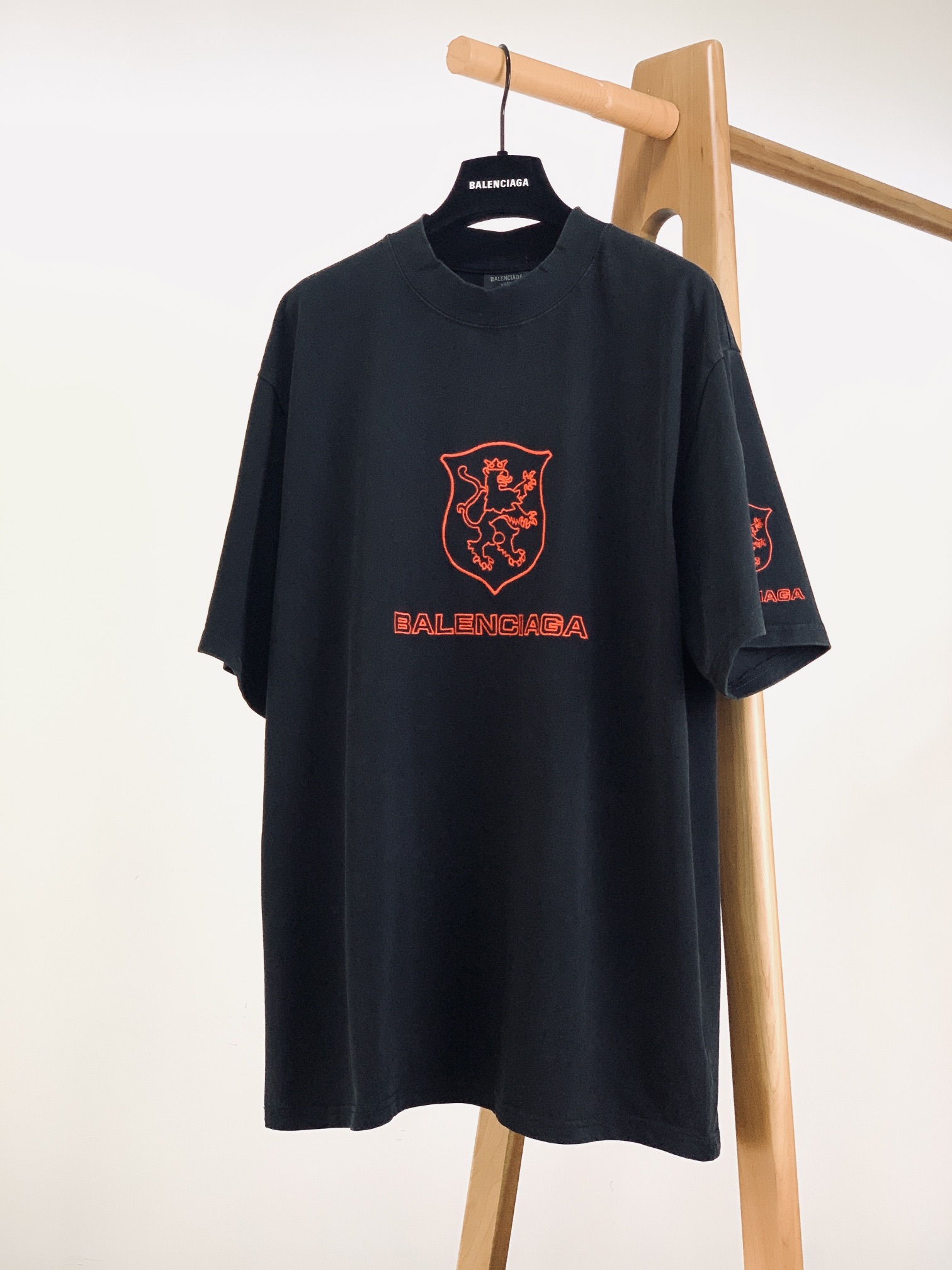 NO:135786,Balenciaga shield embroidered short sleeves. The washing process creates a unique retro color. Every fading is like a trace of time, with its own casual vibe. The eye-catching Lion ub logo on the chest is bold and individual, and the pioneering trend is fully interpreted. OS loose style, same style for men and women …………………………………………………………………………………………………………………………………………………………………………………………………………………………………………………………………………………………………………………………………………………………………………………………………………………………………………………………………………………………………………………………………………………………………………………………………………………………………………………………………………………………………………………………………………………………………………………………………………………………………………………………………………………………………………………………………………………………………………………………………………………………………………………………………………………………………………………………………………………………………………………………19860909巴黎世家 盾牌刺绣短袖. 水洗工艺打造出独特的复古色泽,每一处褪色都像是岁月沉淀的痕迹,自带随性的vibe .胸前醒目的Lion ub标志,张扬又个性,把的先锋潮流感诠释得淋漓尽致.OS宽松版型 男女同款 …………………………………………………… SizeXS-L,,balenciaga,T-shirt,alexander wang,Men's clothing