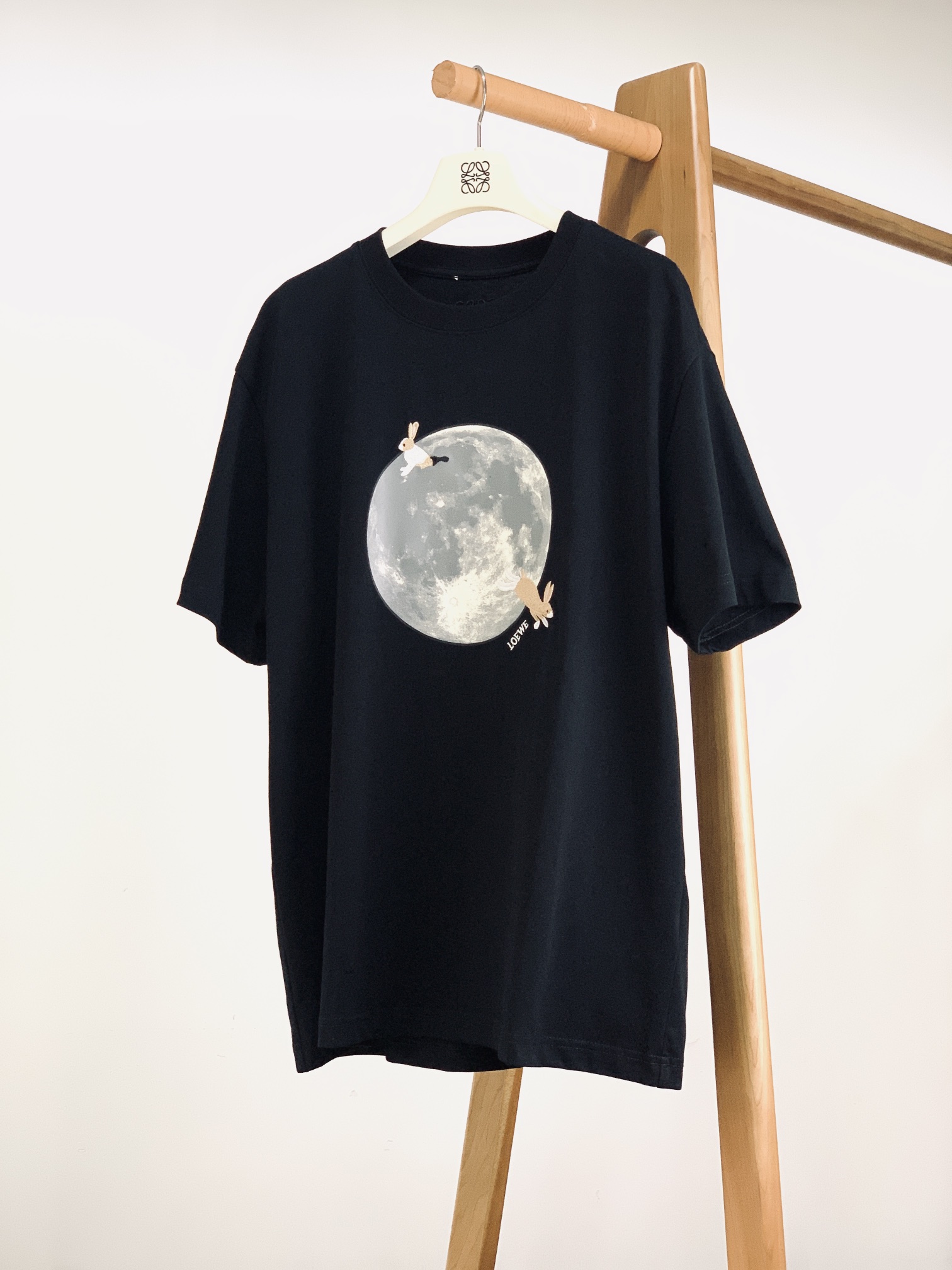 NO:135781,Loewe 2025SS Spring and Summer New Products Inspiration in the Night Dyeing Workshop Moonlight pierces dark cotton warp and wefts Hand-positioned embroidered solidified star track The fifth cotton thread on the left chest of the Milky Way galaxy on the left chest Precision calculation of 23 laser positioning Gradient pins on the edge of the moon totem woven by a century-old seam strap machine 50 mercerized cotton and 50 long velvet cotton interweave warp and wefts on the dark indigo background This work is a miniature art museum of LOEW* workshop The dark patterns of the moon produce enamel changes with natural light sources The front 0.7cm invisible edge wrapping process makes daily wear a flowing performance art …………………………………………………………………………………………………………………………………………………………………………………………………………………………………………………………………………………………………………………………………………………………………………………………………………………………………………………………………………………………………………………………………………………………………………………………………………………………………………………………………………………………………………………………………………………………………………………………………………………………………………………19860909Loewe 罗意威 2025SS春夏新品 夜色浸染工坊灵感 月光刺破深色棉质经纬 手工定位刺绣凝固星轨运行轨迹 把银河系在左胸第五根棉线 23道激光定位的精密运算 月光图腾边缘的渐变针脚 由百年绷缝机编织雾面光晕 50丝光棉与50长绒棉经纬交织 在深靛底色上构筑银河投影幕布 这件作品是LOEW*工坊的微型美术馆 月亮暗纹随自然光源产生珐琅质变 前襟0.7cm隐形包边工艺 让日常穿着成为流动的行为艺术 …………………………………………………… SizeS-XL,,loewe,loewe,alexander wang,Men's clothing