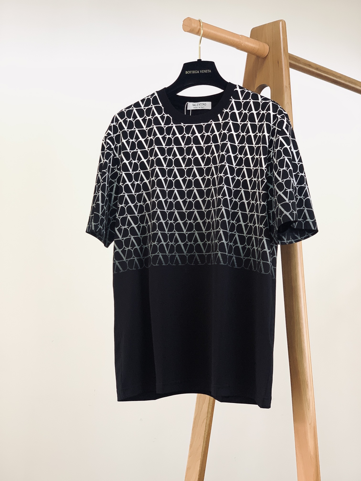 NO:135798,Valentino 2025SS spring and summer new product full-print gradient short TEE, selected high-quality high-end pure cotton fabric, comfortable and breathable, excellent texture, digital direct spray gradient print on the body, super positive style, same style for men and women, fashionable and versatile upper body, two colors available …………………………………………………………………………………………………………………………………………………………………………………………………………………………………………………………………………………………………………………………………………………………………………………………………………………………………………………………………………………………………………………………………………………………………………………………………………………………………………………………………………………………………………………………………………………………………………………………………………………………………………………………………………………………………………………………………………………………………………………………………………………………………………………………………………………………………………………………………………………………………………………………………………19860909Valentino 华伦天奴 2025SS春夏新品 满印渐变短TEE,甄选优质高支纯棉面料打造,舒适透气,质地超赞,衣身数码直喷渐变色印花,版型超正,男女同款,上身时尚百搭,两色可选 …………………………………………………… SizeM-3XL,,valentino,valentino,alexander wang,Men's clothing