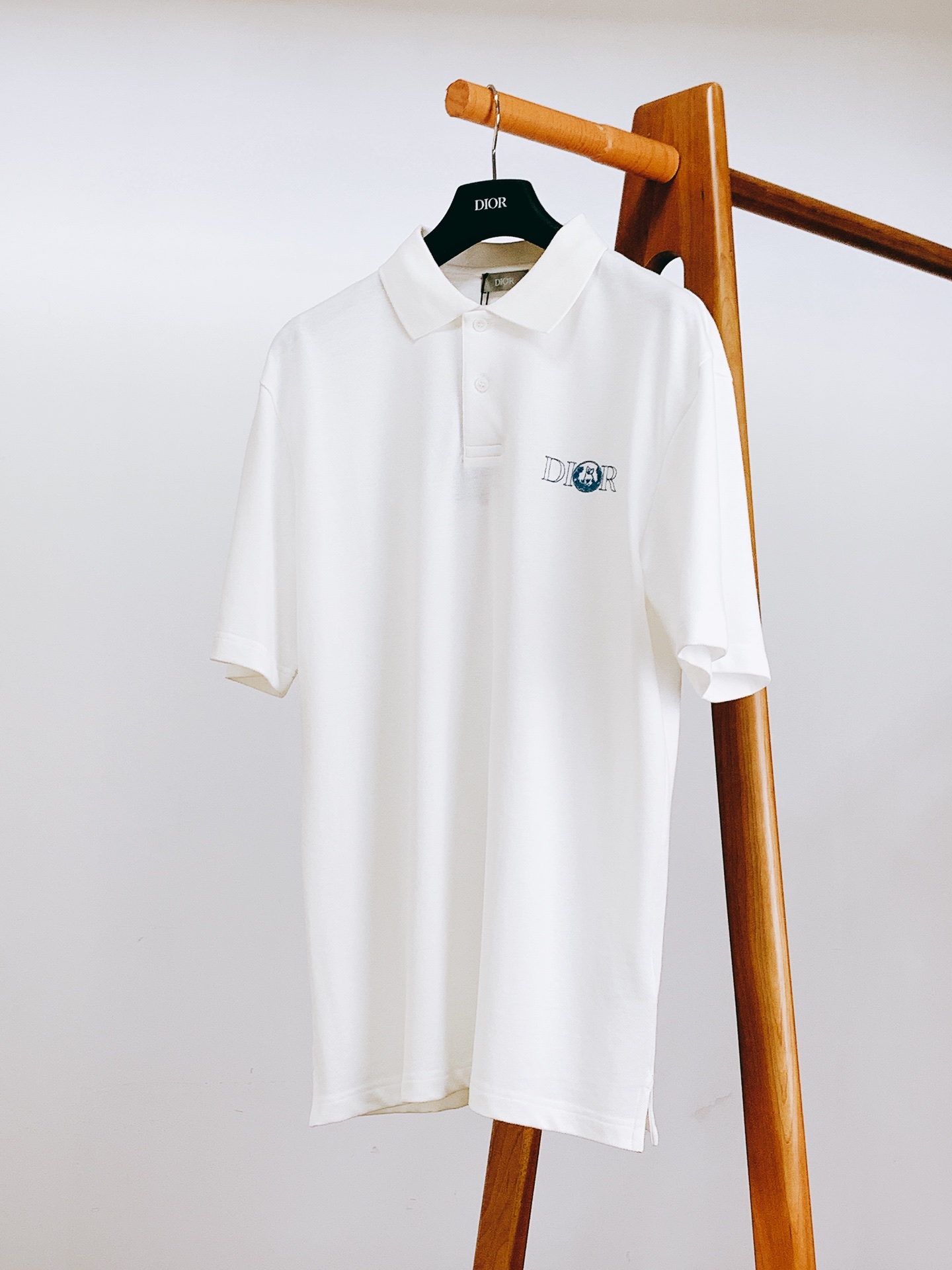 NO:135824,Dior Homme 2025SS Spring and Summer New Product Casual Lapel Polo Shirt, classic reshaping, within reach. Selected mercerized bead floor fabric to create, skin feels like clouds. The chest is decorated with DIOR AND HYLTON NEL embroidery, and the pearl shell buttons are engraved with Dior English letters, making it more exquisite. The three-dimensional embroidery craftsmanship is precise and full, and thousands of needles outline the brand letters. The lapel design is simple and neat, combining business texture and casual slack, and is suitable for commuting, dating, light socializing and other scenes. Abandon complex dressing rules, and a high-quality T-shirt can enhance the overall aura, and the details show low-key luxury. Make fashion a sustainable lifestyle. S-size clothes 70 bust 104 shoulder width 47 M-size clothes 72 bust 108 shoulder width 48.5  L size clothes 74 bust 112 shoulder width 50 XL size clothes 76 bust 116 shoulder width 51.5 …………………………………………………………………………………………………………………………………………………………………………………………………………………………………………………………………………………………………………………………………………………………………………………………………………………………………………………………………………………………………………………………………………………………………………………………………19860909Dior Homme 迪奥·桀傲 2025SS春夏新品 休闲翻领Polo衫,经典重塑,触手可及 甄选丝光珠地面料打造,肤感如云.胸前饰以DIOR AND HYLTON NEL刺绣,珍珠贝壳纽扣刻有Dior英文字母更显精致.立体刺绣工艺精密饱满,万针勾勒品牌字母.翻领设计简约利落,兼具商务质感与休闲松弛,适配通勤、约会、轻社交等多场景. 摒弃繁复穿搭规则,仅凭一件高品质T恤即可提升整体气场,细节处展现低调奢华.让时尚成为可持续的生活方式. S码衣长70 胸围104 肩宽47 M码衣长72 胸围108 肩宽48.5 L码衣长74 胸围112 肩宽50 XL码衣长76 胸围116 肩宽51.5 …………………………………………………… SizeS-XL,,dior,dior,tees，t-shirt,alexander wang,Men's clothing