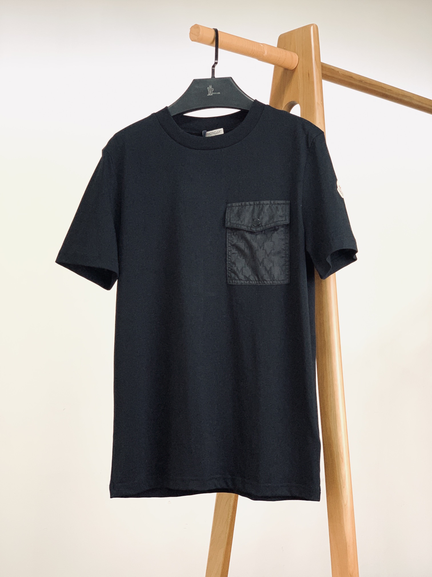 NO:135818,Moncler 2025SS Spring and Summer New Products, Dark Pattern Pocket Short Sleeve on the chest, Dark Pattern Hardware Logo Pocket on the chest, Very Recognition, Perfectly in line with the latest series of styles, Experience the latest style!  !  Pure cotton creates the inner body, and the comfort performance of the upper body is simply unstoppable, with a delicate and soft touch. The upper body has a straight and stylish style, the overall touch is extremely comfortable, and the skin-friendly effect is also excellent. The grade and charm are extremely outstanding and eye-catching, which can better demonstrate the brand specifications and your pursuit of fashion!  !  Two colors Recommended S-size clothes 72 bust 102 shoulder width 43.5 sleeve length 24 M-size clothes 74 bust 106 shoulder width 45 sleeve length 25 L-size clothes 76 bust 110 shoulder width 46.5 sleeve length 26 XL-size clothes 78 bust 114 shoulder width 48 sleeve length 27 ………………………………………………………………………………………………………………………………………………………………………………………………………………………………………………………………………………………………………………………………………………………………………………………………………………………………………………………………………………………………………………………………………………………………………………………………………………………………………………………………………………………………………………………………………………………………………………………………………………………………………………………………………………………………………………………………………………………………………………………………………………………………………………………………………………………………………………………19860909Moncler 蒙口 2025SS春夏新品 胸前暗纹口袋短袖,胸前印花暗纹五金标识口袋,辨识度极高,完美的符合 最新系列风格的时尚理念,体验最新风情！！纯棉质打造内里,上身的舒适性能简直让人欲罢不能、触感细腻又柔软.上身版型挺拔有型,整体的触感极为舒适,亲肤效果也是极佳,档次与魅力更是极为的出色亮眼,更能够彰显品牌规格与你对于时尚的追求！！两色推荐 S码衣长72 胸围102 肩宽43.5 袖长24 M码衣长74 胸围106 肩宽45 袖长25 L码衣长76 胸围110 肩宽46.5 袖长26 XL码衣长78 胸围114 肩宽48 袖长27 …………………………………………………… SizeS-XL,,christian louboutin,Moncler,T-shirt,alexander wang,Men's clothing