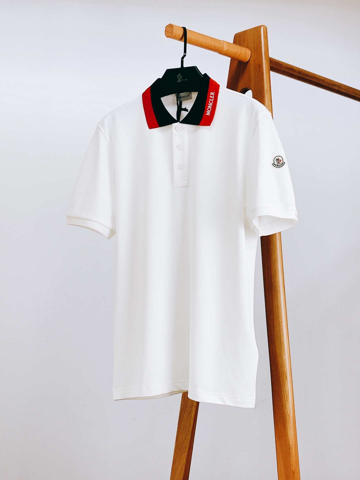 NO:135802,Moncler 2025SS Spring and Summer New Product Letter Contrast Lapel T-shirt, selected high-quality bead floor fabric to create, with a glutinous and skin-skinned, soft and tough. Liquid ammonia process, toughness and wrinkle resistance have been greatly improved. The micro-contour cut is very well-equipped, contrasting thread embroidered, classic embroidered sleeves, customer-supplied laser lettering buttons, extremely recognizable. Simple and easy to match, a must-have item for casual business, two-color recommendation S-size 69 bust 104 shoulder width 42.5 sleeve length 23 M-size 71 bust 108 shoulder width 44 sleeve length 24 L-size 73 bust 112 shoulder width 45.5 sleeve length 25 XL-size 75 bust 116 shoulder width 47 sleeve length 26 …………………………………………………………………………………………………………………………………………………………………………………………………………………………………………………………………………………………………………………………………………………………………………………………………………………………………………………………………………………………………………………………………………………………………………………………………………………………………………………………………………………………………………………………………………  SizeS-XL, christian louboutin, Moncler, tees, t-shirt, alexander wang19860909Moncler 蒙口 2025SS春夏新品 字母撞色翻领T恤,甄选优质珠地面料打造,手感面糯有骨感,柔而有韧性.液氨工艺处理,韧性和抗皱性能得到大幅度提高.微廓形剪裁很到位 , 撞色螺纹点缀,衣袖经典刺绣标识徽章,客供激光刻字纽扣,辨识度极高.简约易搭配,休闲商务必备单品,两色推荐 S码衣长69 胸围104 肩宽42.5 袖长23 M码衣长71 胸围108 肩宽44 袖长24 L码衣长73 胸围112 肩宽45.5 袖长25 XL码衣长75 胸围116 肩宽47 袖长26 …………………………………………………… SizeS-XL,,christian louboutin,Moncler,tees，t-shirt,alexander wang,Men's clothing