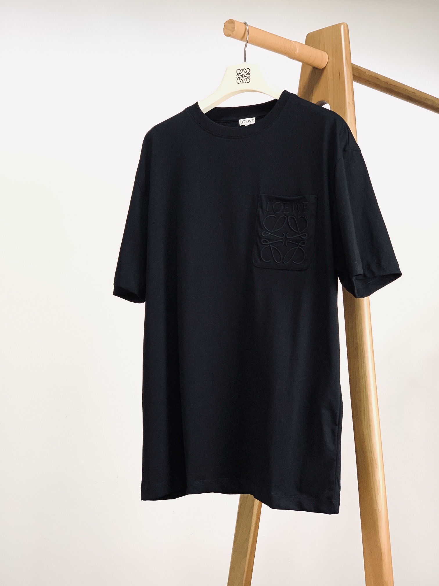 NO:135821,Loewe 2025SS spring and summer new product Narrative poem of summer wardrobe LOEW* restraint aesthetics are used to interpret the full-score trick on pure white canvas When the iconic totem is hidden in the workwear pocket, minimalism has advanced footnotes. It is the breathing philosophy of Nordic windbreaker wardrobe The ultimate form of short TEE is the Spanish long cotton with warm tentacles cut into clouds by LOEW* The beautiful logo of jumping in the pocket The relaxing aesthetic hidden without getting tired of wearing Linen wide-leg pants is a gallery walk with denim hot pants is a French brunch. It turns out that the top texture never needs to be heard. Minimalism is written into a soft touch. Every stitch is singing the summer tune. The workwear pocket on the front is a rest sign. The logo embroidery is like a beating note. This is a work of breathing. Size 69 bust 108 shoulder width 50.5 sleeve length 20 M size clothes 71 bust 112 shoulder width 52 sleeve length 21 L size clothes 73 bust 116 shoulder width 53.5 sleeve length 22 XL size clothes 75 bust 120 shoulder width 55 sleeve length 23 …………………………………………………………………………………………………………………………………………………………………………………………………………………………………………………………………………………………………………………………………………………………………………………………………………………………………………………………………………………………………………………………………………………………………………………………………………………………………………………………………………………………………………………………………………………………………………………………………………………………………………………………………………………………………………………………………………………………………………………………………………………………………………………………………………………………………………………………………………………………19860909Loewe 罗意威 2025SS春夏新品 夏日衣橱的叙事诗 LOEW*用的克制美学 在纯白画布上演繹满分心机 当标志性图腾藏进工装口袋 极简主义便有了高级注脚 是北欧风衣橱的呼吸感哲学 短TEE的终极形态 是触手生温的西班牙长绒棉 被LOEW*剪裁成云朵形态 口袋上跳动的美丽标识 藏着穿不腻的松弛美学 搭亚麻阔腿裤是美术馆漫步 配牛仔热裤是法式早午餐 原来顶级质感从不需要声张 把极简主义 谱写成触感柔软的五线谱 每个针脚都在吟唱夏日小调 前襟的工装口袋是休止符 标识刺绣像跳动的音符 此款是一件会呼吸的艺术品 S码衣长69 胸围108 肩宽50.5 袖长20 M码衣长71 胸围112 肩宽52 袖长21 L码衣长73 胸围116 肩宽53.5 袖长22 XL码衣长75 胸围120 肩宽55 袖长23 …………………………………………………… SizeS-XL,,loewe,loewe,alexander wang,Men's clothing