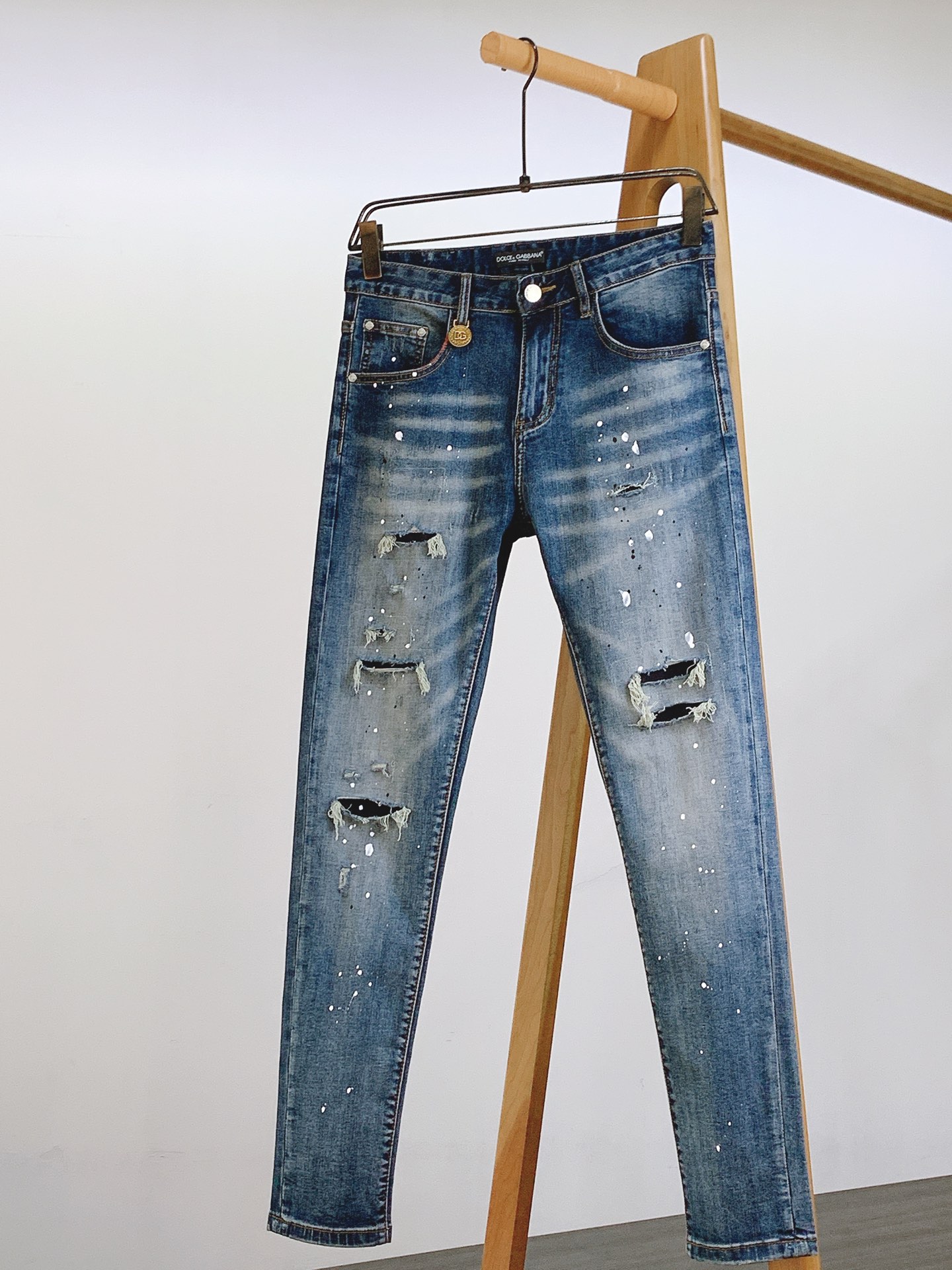 NO:135807,DOLCE&GABBANA 2025SS Early Spring New Product A pair of jeans with a DG home aesthetic tone, dominated by fabric and quality, continuing the essence of normal design, label elements are perfectly embedded, and customer-supplied denim fabric is selected to create a twill texture with a clear three-dimensional surface of the fabric, which is quite high-end and standardized, and customer-supplied customized hardware and accessories. The pants are heavy-working and old-fashioned and ripped design, and you can easily get the high-end style of a big brand, and the details are quite in place!  Easily create a handsome street dress template, an indispensable matching tool in men's wardrobe!  …………………………………………………… Size28-38,,Dolce&Gabbana,Dolce&Gabbana,Dolce&Gabbana,gucci,jeans,alexander wang19860909DOLCE&GABBANA 杜嘉班纳 2025SS早春新品 极具DG家美学基调的一款牛仔裤,以面料和品质为主导,延续了常态化的设计精髓,标签化元素完美嵌入,甄选客供丹宁牛仔面料打造而成,面料表面清晰立体的斜纹肌理,相当的高级有规格感,客供定制五金辅料.裤子重工做旧破洞设计,轻松就能Get到大牌的高奢格调,细节感相当到位！轻松打造街头帅气着装范本,男士衣橱里不可缺少的搭配神器！ …………………………………………………… Size28-38,,Dolce&Gabbana,Dolce&Gabbana,Dolce&Gabbana,gucci,jeans,alexander wang,Men's clothing