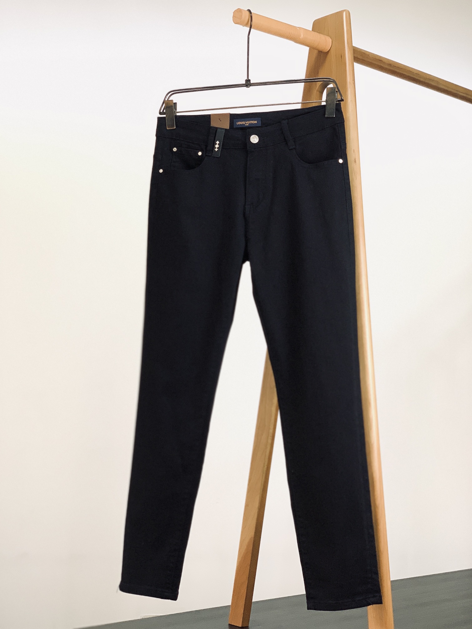 NO:135820,Louis Vuitton 2025SS early spring new product, high-end fashion sense, super soft denim fabric, heavy-industrial washing jeans The fabric is very special, ultra-fine and fine imitation cotton yarn blend, super soft and comfortable. It has a casual and relaxing sense, and a sense of fashion. The fabric is refreshing, slightly stretchy, super soft and long-lasting, the whole pants are all traditional hand-wiping technology, natural stone grinding and light fermentation. The style belongs to the combination of small straight feet, and the details are exquisite. …………………………………………………………………………………………………………………………………………………………………………………………………………………………………………………………………………………………………………………………………………………………………………………………………………………………………………………………………………………………………………………………………………………………………………………………………………………………………………………………………………………………………………………………………………………………………………………………………………………………………………………………………………………………………………………………………………………………………………………………………………………………19860909LouisVuitton 路易威登 2025SS早春新品 高级时装感,超柔牛仔面料 , 重工洗水牛仔裤 面料很特殊,超细精仿棉纱混纺,超柔舒适感. 具备牛仔随性感 ,休闲感 , 亦有轻松感 ,时尚感. 布面清爽,微弹力,超柔穿着时间长, 整条裤子全传统手擦工艺,自然石磨轻酵洗水. 版型属于合体小直脚剪裁,细节精致感. …………………………………………………… Size28-38,,louis vuitton,louis vuitton,jeans,alexander wang,Men's clothing