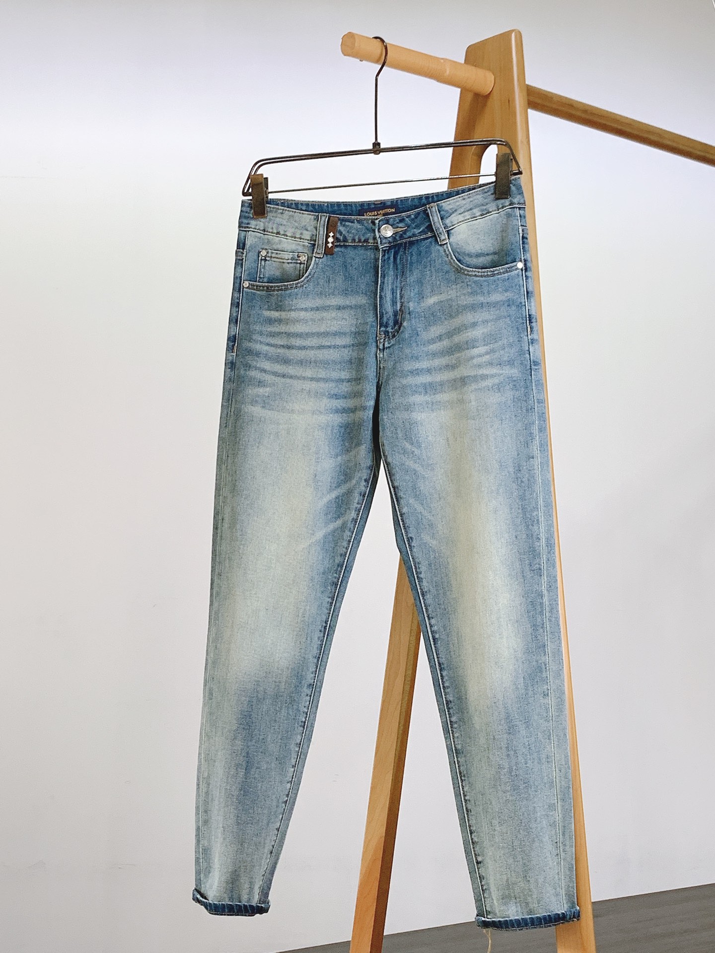 NO:135826,Louis Vuitton 2025SS Spring and Summer New Product Donkey Casual Denim. I love this one, the elastic jeans... Heavy industry washing technology... Customized hardware accessories, straight trousers, the fabric is comfortable, soft and skin-friendly, the upper body is wide and stylish, and it is not easy to wrinkle. The unique color and design style, and the awesome details are blessed. ……………………………………………………………………………………………………………………………………………………………………………………………………………………………………………………………………………………………………………………………………………………………………………………………………………………………………………………………………………………………………………………………………………………………………………………………………………………………………………………………………………………………………………………………………………………………………………………………………………………………………………………………………………………………………………………………………………………………………………………………………………………………………………………………………………………………………………………19860909LouisVuitton 路易威登 2025SS春夏新品 驴家休闲牛仔.独爱这一条,弹力加倍的牛仔裤…… 重工洗水工艺…..开模定制五金配件,直筒裤脚,面料舒适柔软亲肤,上身挺阔有型、不易起皱.独特的颜色和设计风格,还有牛逼的细节加持. …………………………………………………… Size28-38,,louis vuitton,louis vuitton,louis vuitton,louis vuitton,jeans,alexander wang,Men's clothing