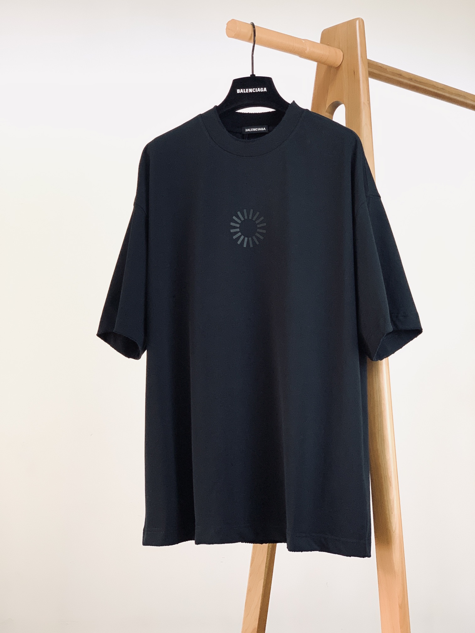 NO:135815,Balenciaga 2025SS spring and summer new product, embossed letter logo T-shirt, super perfect appearance, classic three-dimensional embossed letter logo on the front and back, grinding and old craftsmanship on the edges, super simple letter design, matching with a coat and cardigan, it can improve the highlights, and the inner layer is also beautiful and clean. It can be controlled by any color, and you will know it if you get it. It is very comfortable to use, combed cotton, very skin-friendly, simple but not simple, and you will really regret it if you don’t fit in!  Girls are also dressed very well!  Two colors available ……………………………………………………………………………………………… SizeS-XXL,,balenciaga,jackets & coats,tees,t-shirt,alexander wang19860909巴黎世家 2025SS春夏新品 浮雕字母标识T恤,品相超级完美,前后经典立体浮雕字母标识,边缘磨破做旧工艺,超简单的字母设计,搭配外套开衫 可提升搭配亮点内里叠穿打底也一样好看干净.任何色系都能驾驭,手感的话 你们拿到手就知道了 上手很舒服的,精梳棉 非常亲肤,简约而不简单,不入真的会后悔的款！女生穿着也非常好看！两色可选 …………………………………………………… SizeS-XXL,,balenciaga,jackets & coats,tees，t-shirt,alexander wang,Men's clothing