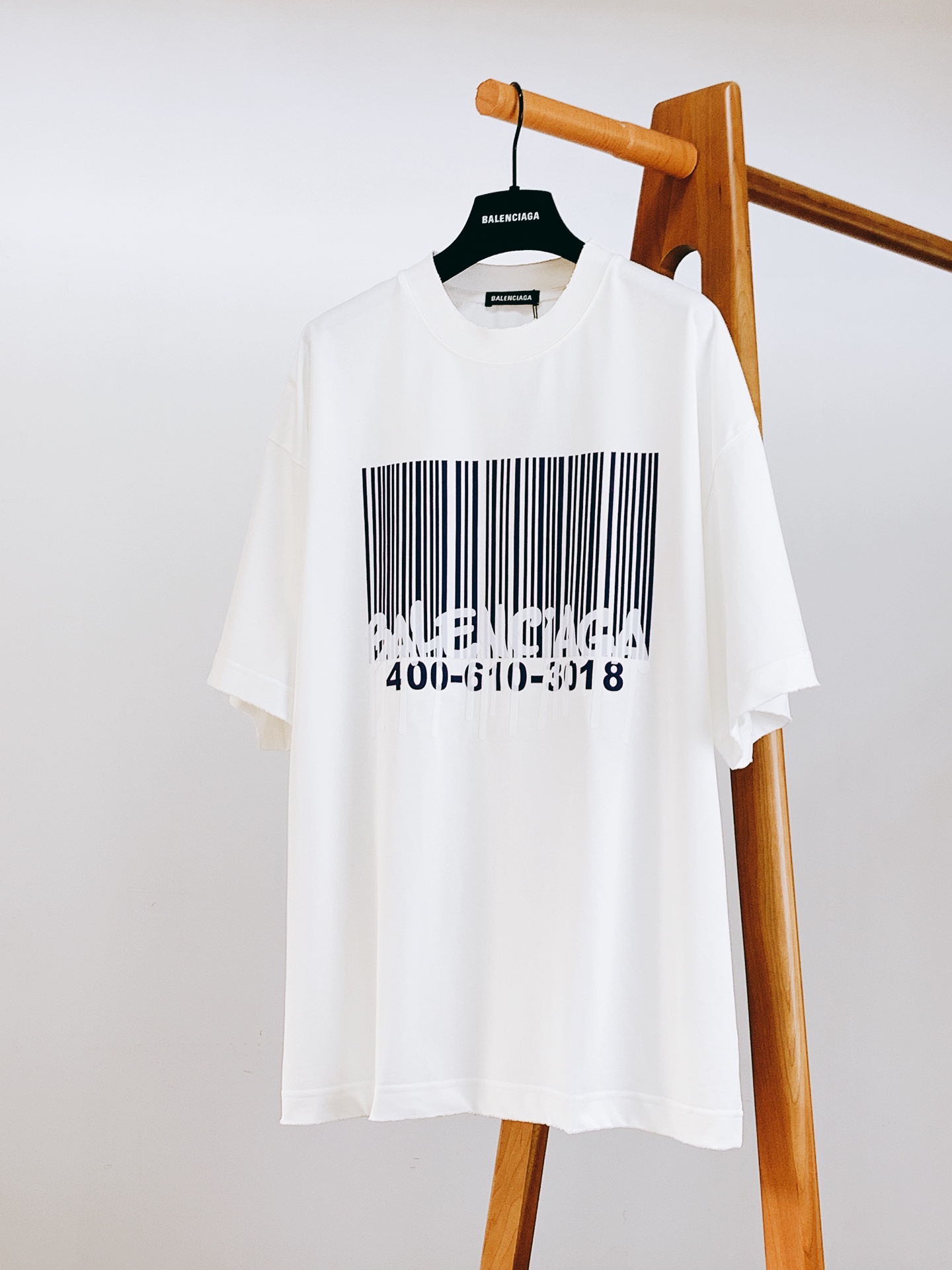 NO:135813,Balenciaga Spring and Summer New Product Flocking Logo Short Sleeves. Imported pure cotton fabric, with very soft and comfortable texture, the threads are dyed in the same cylinder without color difference, and are not easy to deform. The front shows the logo flocking printing. The letter pattern is transferred flocking technology, and the thermal transfer technology is used to support the solid adhesive molding printing pattern. At the same time, the flocking printing composition is made of nylon material, which will feel soft and delicate to the touch, soft and comfortable. The straight round neck style is matched with a shoulder-length design, tailored to show the wearer's figure curve. At the same time, the neckline, cuffs and hem of the short-sleeved sleeves are all equipped with a double-line closing design. The three-stamp auxiliary materials are complete, the same style as men and women, and two colors are available ……………………………………………………………………………………………………………………………………………………………………………………………………………………………………………………………………………………………………………………………………………………………………………………………………………………………………………………………………………………………………………………………………………………………………………………………………………………………………………………………………………………………………………………………………………………………………………………………………………19860909巴黎世家 2025SS春夏新品 植绒标识短袖.进口纯棉面料,质感非常柔软舒服,螺纹同缸定染无色差,不易变形,正面呈现标识植绒印花,字母图案选用转移植绒工艺,以热转印技术加持牢固粘合剂成型印花图案.同时植绒印花的成分采用尼龙材质,手感摸起来会有柔软细腻的感觉,柔软舒适.直筒圆领版型搭配齐肩设计,剪裁合身,能够展现出穿着者的身材曲线.同时,短袖的领口、袖口和下摆都采用双线收口设计.三标辅料配套齐全,男女同款,两色可选 …………………………………………………… SizeS-XXL,,balenciaga,T-shirt,alexander wang,Men's clothing