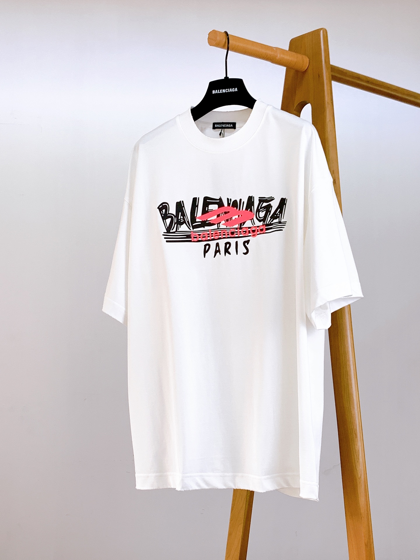 NO:135803,Balenciaga 2025SS spring and summer new product, embossed letter logo T-shirt, super perfect appearance, classic three-dimensional embossed letter logo on the front, super simple letter design, paired with a jacket and cardigan, can enhance the highlights, and the inner layer is also beautiful and clean. It can be controlled by any color, and you will know it if you get it. It is very comfortable to use, combed cotton, very skin-friendly, simple but not simple, and you will really regret it if you don’t fit in!  Girls are also dressed very well!  Two colors available ……………………………………………………………………………………………… SizeS-XXL,,balenciaga,jackets & coats,tees,t-shirt,alexander wang19860909巴黎世家 2025SS春夏新品 浮雕字母标识T恤,品相超级完美,前幅经典立体浮雕字母标识,超简单的字母设计,搭配外套开衫 可提升搭配亮点内里叠穿打底也一样好看干净.任何色系都能驾驭,手感的话 你们拿到手就知道了 上手很舒服的,精梳棉 非常亲肤,简约而不简单,不入真的会后悔的款！女生穿着也非常好看！两色可选 …………………………………………………… SizeS-XXL,,balenciaga,jackets & coats,tees，t-shirt,alexander wang,Men's clothing