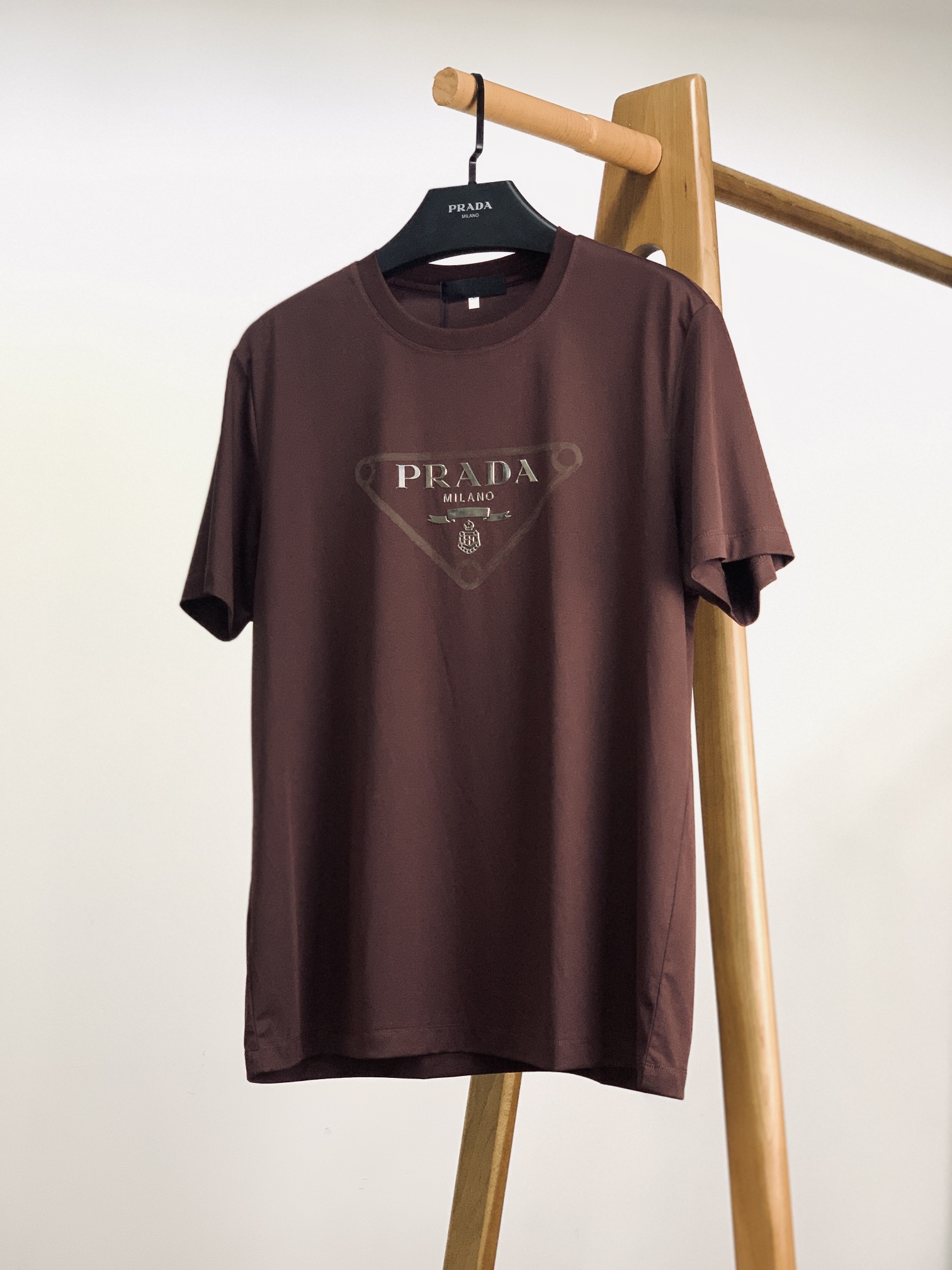 NO:135806,Prada 2025SS Spring and Summer New Product Relief Letter Logo T-shirt, Super Perfect Quality, Three-dimensional Laser Relief Letter Logo, Super Simple Letter Design, Paired with a Jacket Cardigan, It can enhance the highlights, and the inner layer is also beautiful and clean. It can be controlled by any color, and you will know it if you get it. It is very comfortable to use, combed cotton, very skin-friendly, simple but not simple, and you will really regret it if you don’t fit in!  Three colors available ………………………………………………………………………………………………………………… SizeM-3XL,,prada,prada,jackets & coats,tees,t-shirt,alexander wang19860909Prada 普拉达 2025SS春夏新品 浮雕字母标识T恤,品相超级完美,前幅立体镭射浮雕字母标识,超简单的字母设计,搭配外套开衫 可提升搭配亮点内里叠穿打底也一样好看干净.任何色系都能驾驭,手感的话 你们拿到手就知道了 上手很舒服的,精梳棉 非常亲肤,简约而不简单,不入真的会后悔的款！三色可选 …………………………………………………… SizeM-3XL,,prada,prada,jackets & coats,tees，t-shirt,alexander wang,Men's clothing