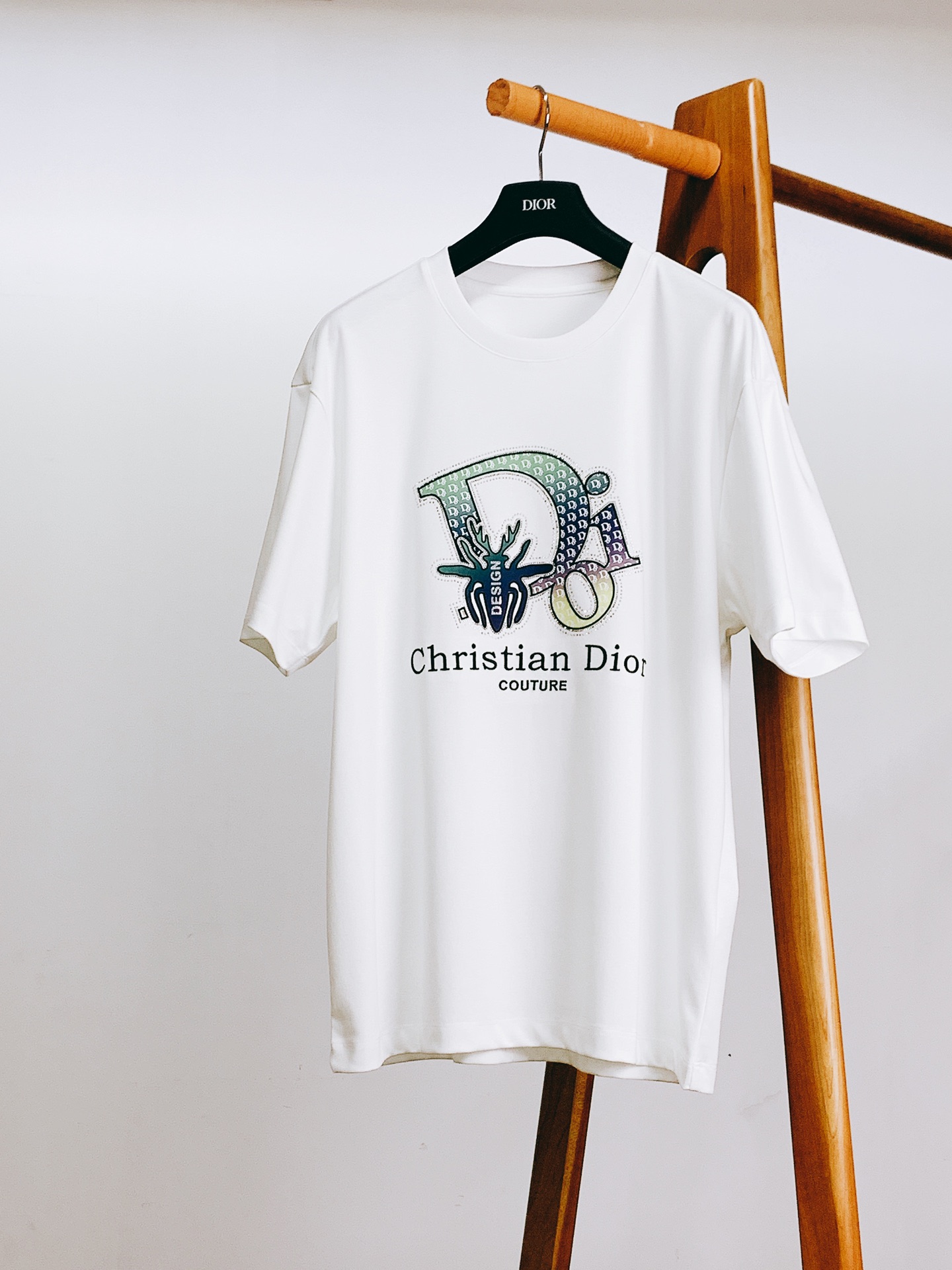 NO:135800,Dior Homme 2025SS spring and summer new product COUTURE series T-shirts. Selected blended with 38° north latitude Egyptian long velvet cotton and mulberry silk, with a single yarn count of 120S super soft specification. The fabric is as gentle as mother-of-pearl, and the 0.3mm microporous honeycomb structure realizes a somatosensory constant temperature system. OEKO-TEX certified skin-friendly material, truly interpreting the tactile language of high-end ready-to-wear. The chest totem adopts 