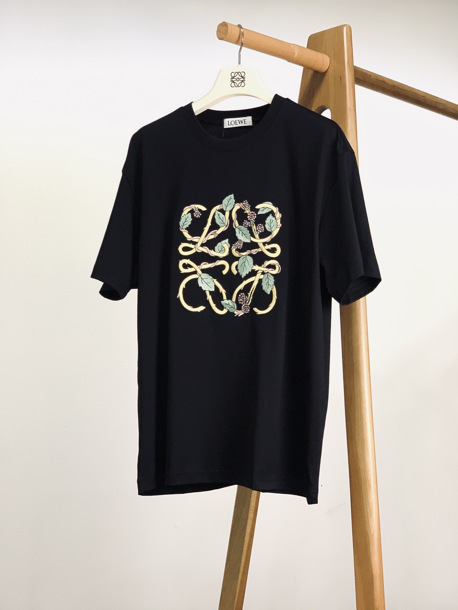 NO:135811,Loewe 2025SS Spring and Summer New Products Vines Poems, Branches and Leaves Put on the Canvas, Wear a flowing green art exhibition, Golden green relief on the white porcelain base, Wiring the baroque garden into a walking installation art, LOEW*'s craftsman's aesthetics breathe in the pins When the newly drawn buds meet the melting gold twilight, use silk screen to mark the seasons to spread the Renaissance romance on the body, Every leaf vein is a miniature gallery, LOEWE hides the baroque code in minimalism, let the sense of high school flow between breath, Green is the original manuscript of life, golden thread is annotated comments LOEW* Deconstructs classical plant accents with ready-to-wear, complete art translation in the interweaving of the latitude, like a gold-hot spine of a sheepskin note, casting the secret vines into a flowing badge, and daily wear becomes a performance art  ……………………………………………………………………………… SizeM-3XL, loewe, sheepskin, alexander wang19860909Loewe 罗意威 2025SS春夏新品 藤蔓作诗 枝叶落笔 以自然肌理为画布 编织一场流动的绿意艺术展 白瓷基底上的金绿浮雕 将巴洛克花园穿成行走的装置艺术 LOEW*的工匠美学在针脚呼吸 当新抽的嫩芽邂逅熔金暮色 用丝网拓印季节更迭 把文艺复兴的浪漫穿在身上 每一道叶脉都是微型画廊 LOEWE在极简主义里藏匿巴洛克密码 让高级感在呼吸间流淌 绿色是生命原稿 金线作注释批语 LOEW*用成衣解构古典植物志 在经纬交错中完成艺术转译 像翻阅一本羊皮手札的烫金书脊 将秘境藤蔓铸成流动徽章 让日常穿着成为行为艺术 …………………………………………………… SizeM-3XL,,loewe,loewe,sheepskin,alexander wang,Men's clothing