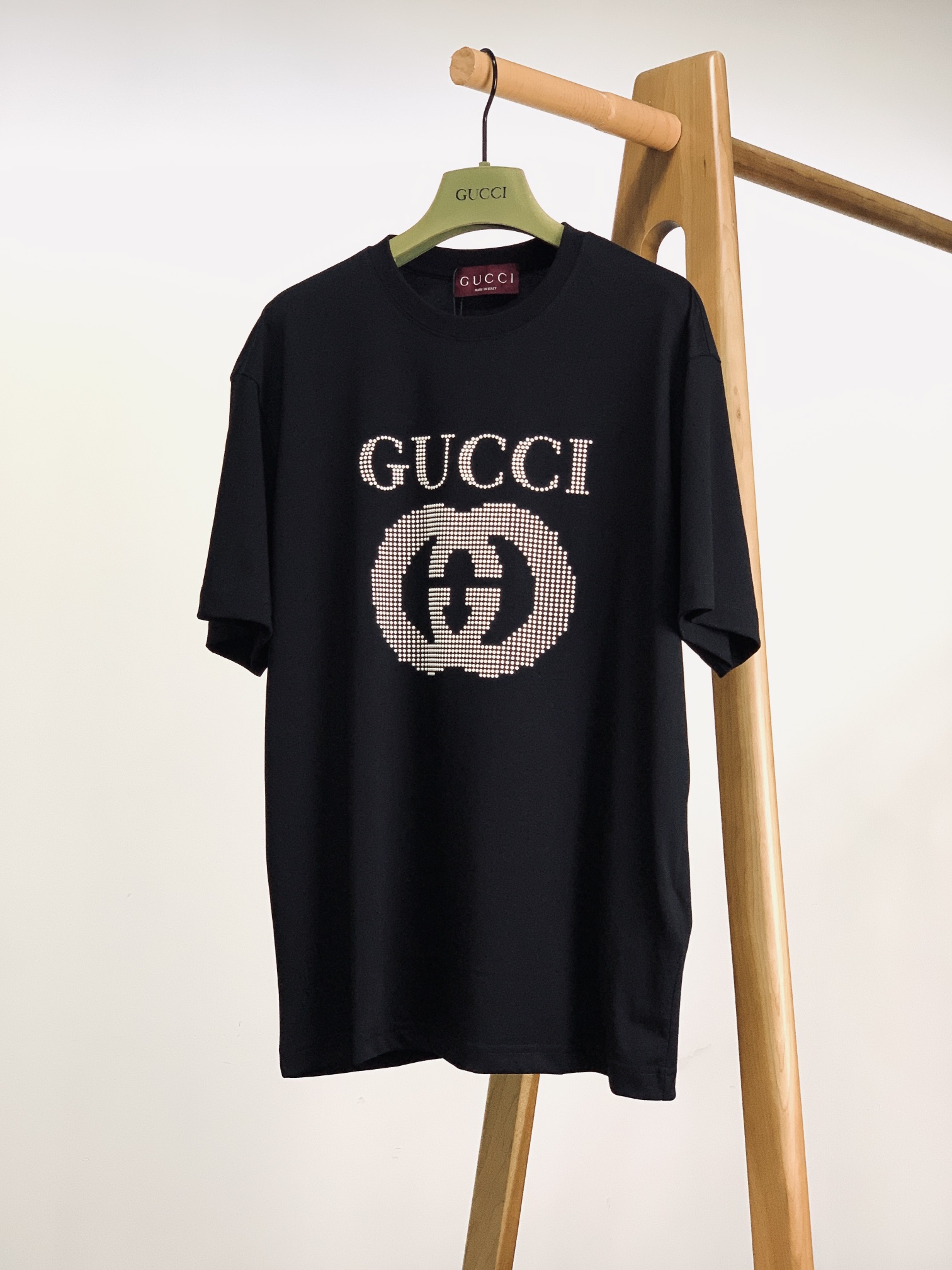 NO:135812,Gucci 2025SS Spring and Summer New Product Casual Round Neck T-shirt, Three-dimensional Logo Silhouette Half-sleeved T-shirt, Selected High-strength Egyptian Long-length Cotton, Slimming and Skinny, Soft and Tough. Liquid Ammonia Processing, Toughness and Wrinkle Resistance have been greatly improved. The micro-contour cut is very well-equipped, the chest heavy industry bead craftsmanship logo pattern, exquisite craftsmanship, extremely recognizable, fashionable and versatile upper body. The same style for men and women, two colors recommended ………………………………………………………………………………………………………………………………………………………………………………………………………………………………………………………………………………………………………………………………………………………………………………………………………………………………………………………………………………………………………………………………………………………………………………………………………………………………………………………………………………………………………………………………………………………………………………………………………………………………………………………………………………………………………………………………………………19860909Gucci 古驰 2025SS春夏新品 休闲圆领T恤,立体感logo廓形半袖T恤,甄选高支埃及长绒棉,手感面糯有骨感,柔而有韧性.液氨工艺处理,韧性和抗皱性能得到大幅度提高.微廓形剪裁很到位,胸前重工钉珠工艺标识图案,工艺精湛,辨识度极高,上身时尚百搭.男女同款 两色推荐 …………………………………………………… SizeM-3XL,,gucci,gucci,tees，t-shirt,alexander wang,Men's clothing