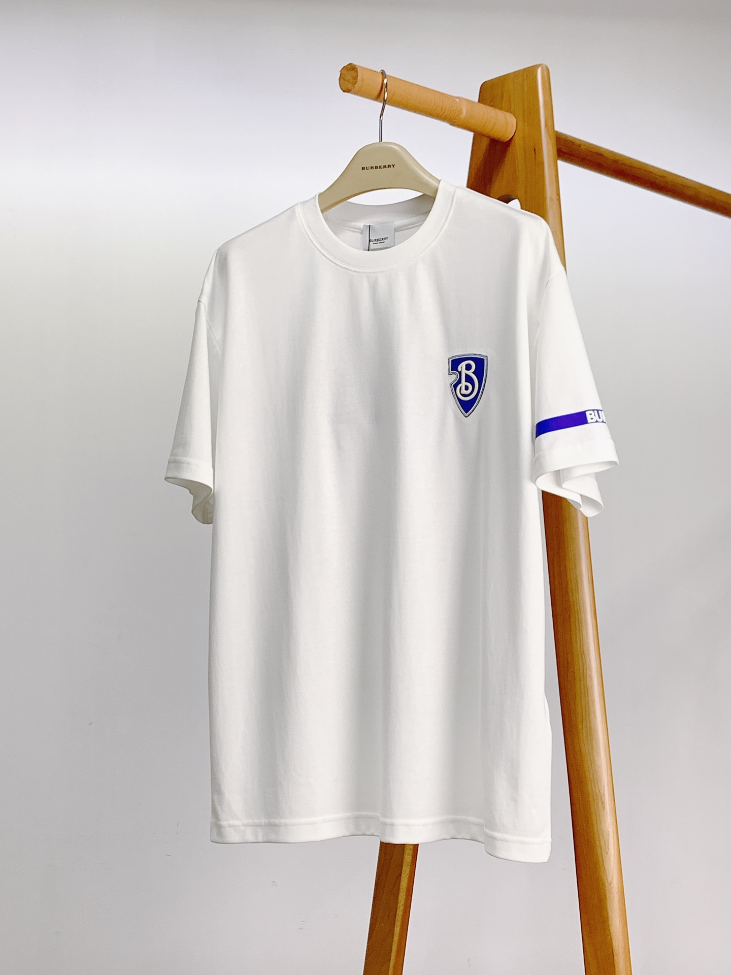 NO:135819,Burberry 2025SS spring and summer new product Classic B standard model. British style Base immersed in knight's character Three-dimensional B standard pierces mediocre 20 combed cotton creates cloud touch, neat layering for commuting | lazy and single wear on date Cool equestrian totem leaps into the back of the clothes Prussian blue collision mysterious silver thread Three-pin needle reinforcement technology interprets advanced slack BurberryProrsum early spring limited From 1912 equestrian badge to pioneer letter aesthetics, each car line seals the rebellious rebirth of the British aristocrats …………………………………………………………………………………………………………………………………………………………………………………………………………………………………………………………………………………………………………………………………………………………………………………………………………………………………………………………………………………………………………………………………………………………………………………………………………………………………………………………………………………………………………………………………………………………………………………………………………………………………………………………………………………………………………………………………………………………………19860909Burberry 巴宝莉 2025SS春夏新品 经典B标款.英伦风格 基底浸染骑士品格 立体B标刺破平庸 20支精梳棉缔造云端触觉 通勤利落叠穿 | 约会慵懒单穿 冷调马术图腾跃然衣背 普鲁士蓝碰撞神秘银丝线 三本针加固工艺诠释高级松弛 BurberryProrsum早春限定 从1912马术徽章到先锋字母美学,每处车线皆封印着英伦贵族的叛逆新生 …………………………………………………… SizeM-3XL,,burberry,burberry,alexander wang,Men's clothing
