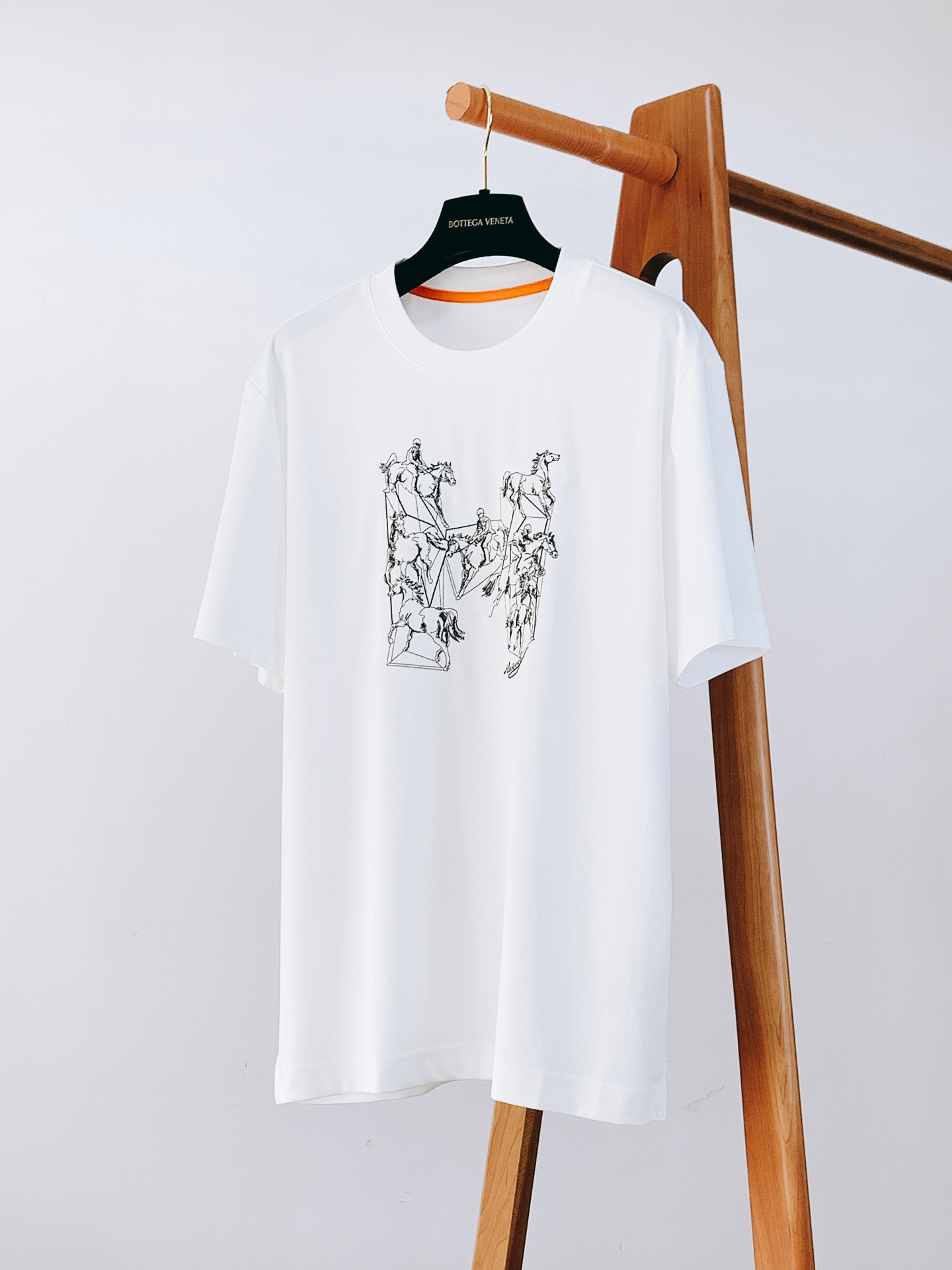 NO:135816,Hermès 2025SS Spring and Summer New Products Men's High-end Casual Short TEE, iconic design elements, eye-catching and fashionable, and excellent quality and class. There is no need for too much LOGO, and those who understand will naturally understand what you are wearing!  Specially supplied breathable fabrics, whether in terms of texture or feel, it is unscrupulous. Two colors are available. M-length 68 bust 102 shoulder width 45 L-length 70 bust 106 shoulder width 47 XL-length 72 bust 110 shoulder width 49 2XL-length 74 bust 114 shoulder width 51 3XL-length 75 bust 118 shoulder width 52 …………………………………………………………………………………………………………………………………………………………………………………………………………………………………………………………………………………………………………………………………………………………………………………………………………………………………………………………………………………………………………………………………………………………………………………………………………………………………………………………………………………………………………………………………………………………………………………………………………………………………………………………………………………………………………………………………………………………………………………………………………………………………………………19860909Hermès 爱马仕 2025SS春夏新品 男士高级休闲短TEE,标志性设计衔元素,亮眼时髦,品质感档次感都足够出色.不需要过多LOGO,懂的人自然明白你穿的是什么！特供透气面料打造,无论从质感或是手感上来说,那都是让人无法挑剔,两色可选 M衣长68胸围102肩宽45 L衣长70胸围106肩宽47 XL衣长72胸围110肩宽49 2XL衣长74胸围114肩宽51 3XL衣长75胸围118肩宽52 …………………………………………………… SizeM-3XL,,hermes,hermes,alexander wang,Men's clothing