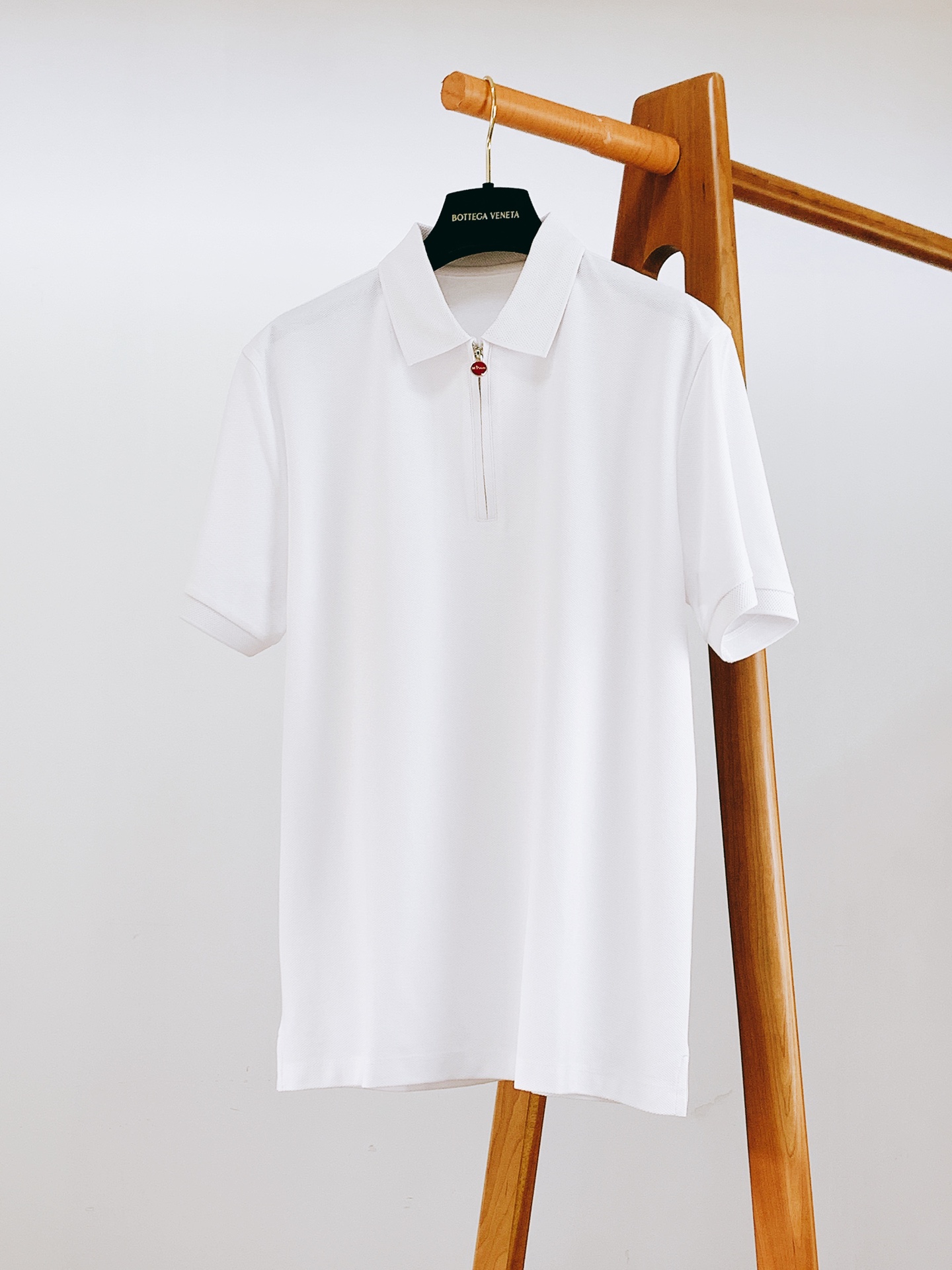 NO:135799,Kiton Christ Greed 2025SS Early Spring New Products Channel's high-quality products!  !  !  The best lapel T-shirt this year, close your eyes and enter!  Customized hexagonal bead floor fabrics are made to meet various quality controls and detailed controls. Such weight and value really require careful consideration to be carefully crafted and slowly to create a perfect effect of creating a straight and straight chest. The grade revealed by texture is by no means comparable to ordinary pants. Exquisite work is not perfunctory. The taste and temperament that are always revealed in behavior!  The upper body is handsome and charming!  ……………………………………………………………………………… SizeM-3XL,,tees,t-shirt,alexander wang19860909Kiton 基督恩 2025SS早春新品 渠道的精品狠货！！！ 今年最好看翻领T恤 闭眼入！ 客供定制六角珠地面料打造 满足各种品质控 细节控 这样的分量与价值真的是需要细琢慢究 成完美缔造胸挺立廓的效果 质感所流露的档次绝非一般裤子可比 精工细作并非敷衍了事 举止之间时刻流露出的品味及气质！ 上身帅气迷人！ …………………………………………………… SizeM-3XL,,tees，t-shirt,alexander wang,Men's clothing