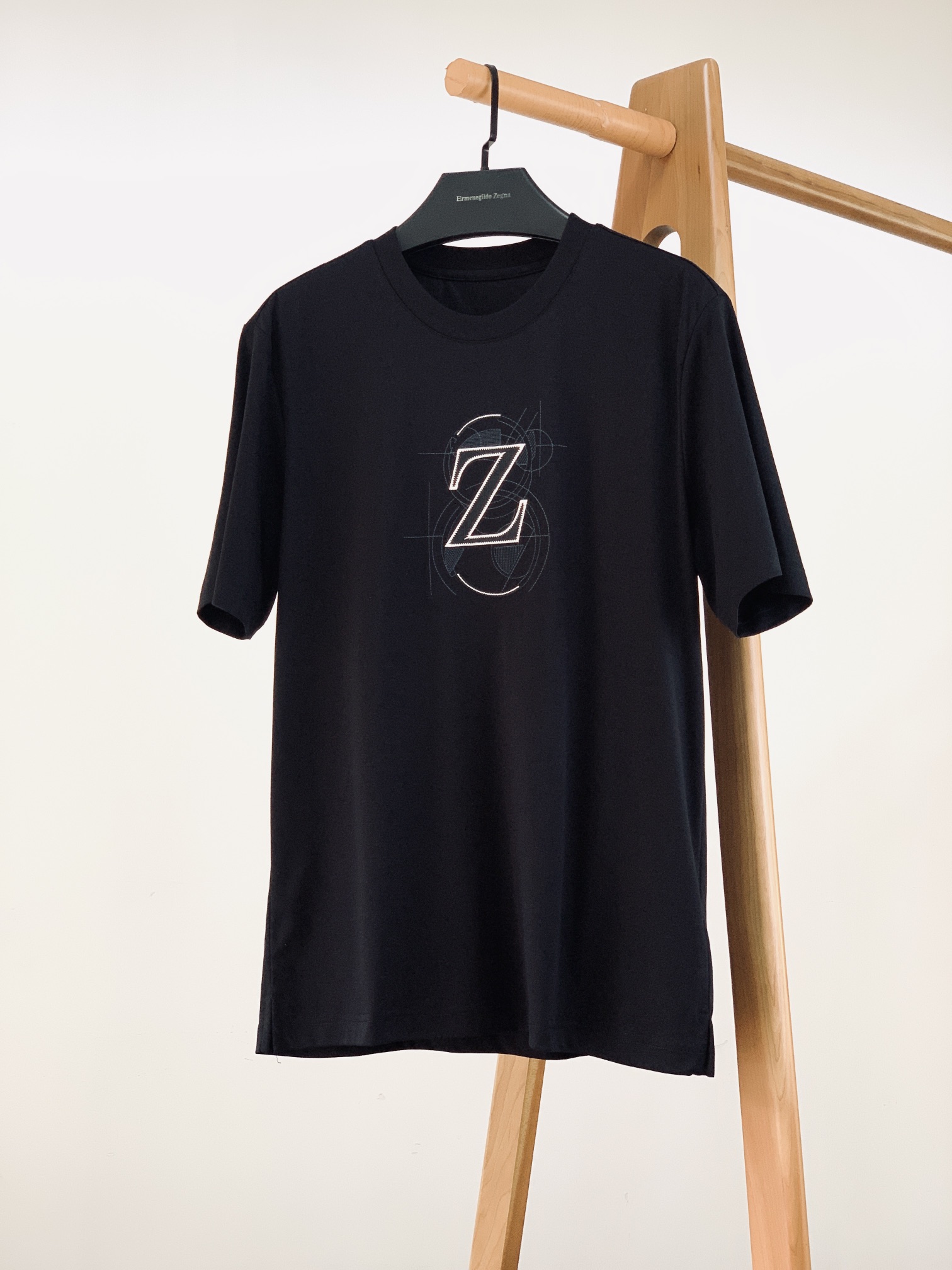 NO:135809,Ermenegildo Zegna 2025SS spring and summer new product ZZ fashion line, embroidered totem logo short T. Select high-quality fabrics, with glutinous and skin-skinned, soft and tough. The liquid ammonia process treatment, toughness and wrinkle resistance have been greatly improved. A first-tier manufacturer exports to Japan and supplies fabrics from several top brands. The micro-contour tailoring is very good, after all, Z will not be as exaggerated as a trendy brand!  ……………………………………………………………………………… SizeM-3XL, zegna, alexander wang19860909Ermenegildo Zegna杰尼亚 2025SS春夏新品 ZZ时装线,刺绣图腾logo短T. 甄选优质面料,手感面糯有骨感,柔而有韧性. 液氨工艺处理,韧性和抗皱性能得到大幅度提高. 某一线大厂出口日本和供应几大顶级品牌的面料. 微廓形剪裁很到位,毕竟是Z不会像潮牌般浮夸！ …………………………………………………… SizeM-3XL,,zegna,alexander wang,Men's clothing