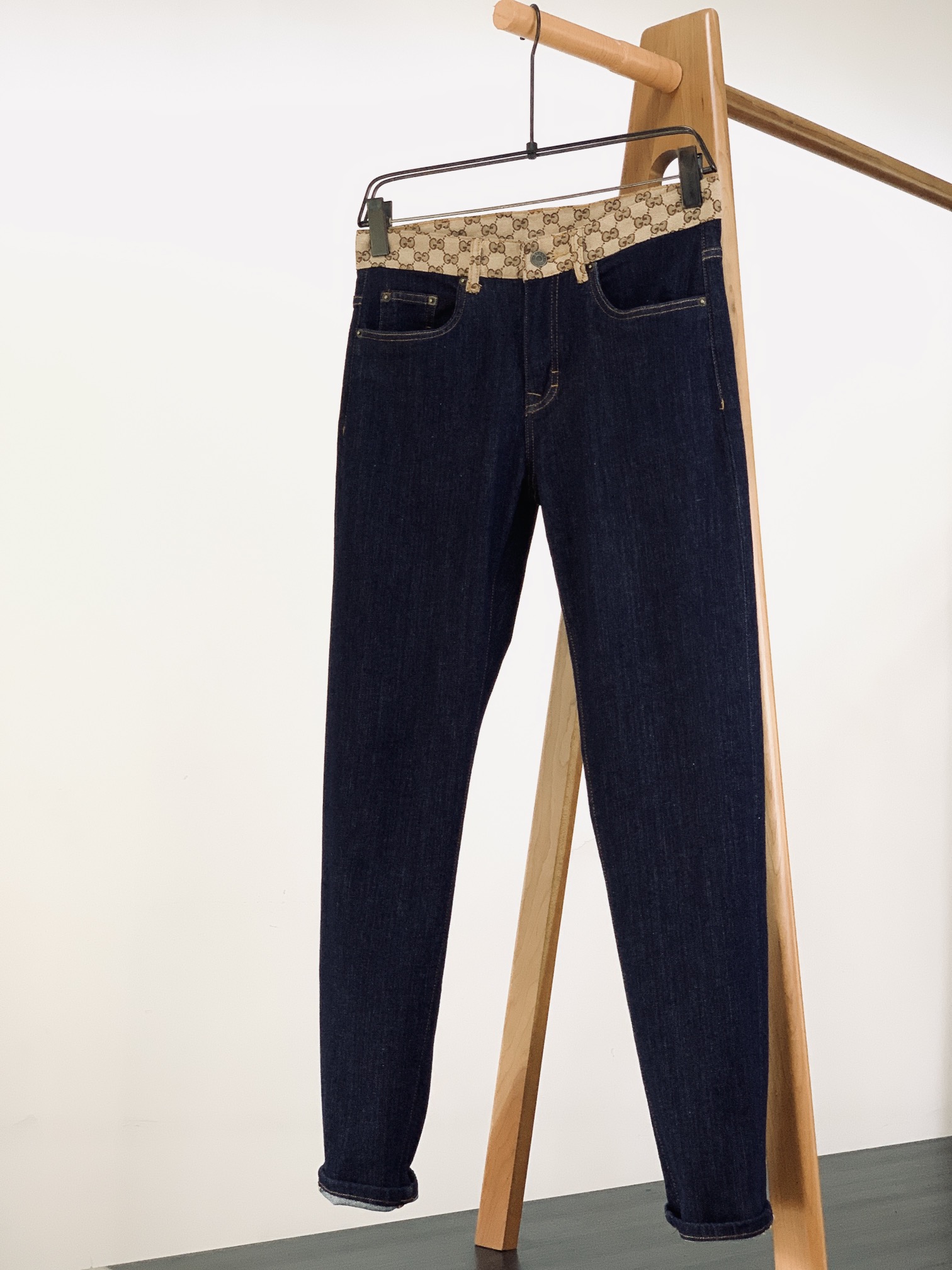 NO:443734,Gucci SS new spring and summer Renaissance denim, wash blue, wear Florence sunshine on the body, micro-cone cut makes five-five bodies turn into nine-head bodies in seconds, waist GG canvas waist weaving like the gallery collection number, horse-bit loafers are three o'clock in the afternoon on the Apennine Peninsula, boyfriend-style shirt is the morning mist on the Amafi coast, side seams invisible waistline reshape the golden ratio, wear the obsessive-compulsive disorder of the haute cotton into daily life, Tuscan vegetable tanning water washes cotton, elastic fibers create a cloud touch, 24 glacier water washes out retro years, even the bulging knees are like carefully designed sculptural folds …………………………………………………………………………………………………………………………………………………………………………………………………………………………………………………………………………………………………………………………………………………………………………………………………………………………………………………………………………………………………………………………………………………………………………………………………………………………………………………………………………………………………………………………………………………………………………………………………………………………………………………………19860909Gucci 古驰 SS春夏新品 文艺复兴牛仔,水洗蓝把佛罗伦萨阳光穿在身上 微锥剪裁让五五身秒变九头身 腰头GG帆布腰织像美术馆藏品编号 搭马衔扣乐福鞋是亚平宁半岛的下午三点 搭男友风衬衫是阿玛菲海岸的晨雾 侧缝隐形收腰线重塑黄金比例 把高定工坊的强迫症穿成日常 托斯卡纳植鞣水洗棉 弹性纤维打造云朵触感 24道冰川水洗出复古岁月纹 连膝盖鼓包都像精心设计的雕塑褶皱 …………………………………………………… Size29-38,,gucci,gucci,loafers,shirts,gold,alexander wang,Men's clothing